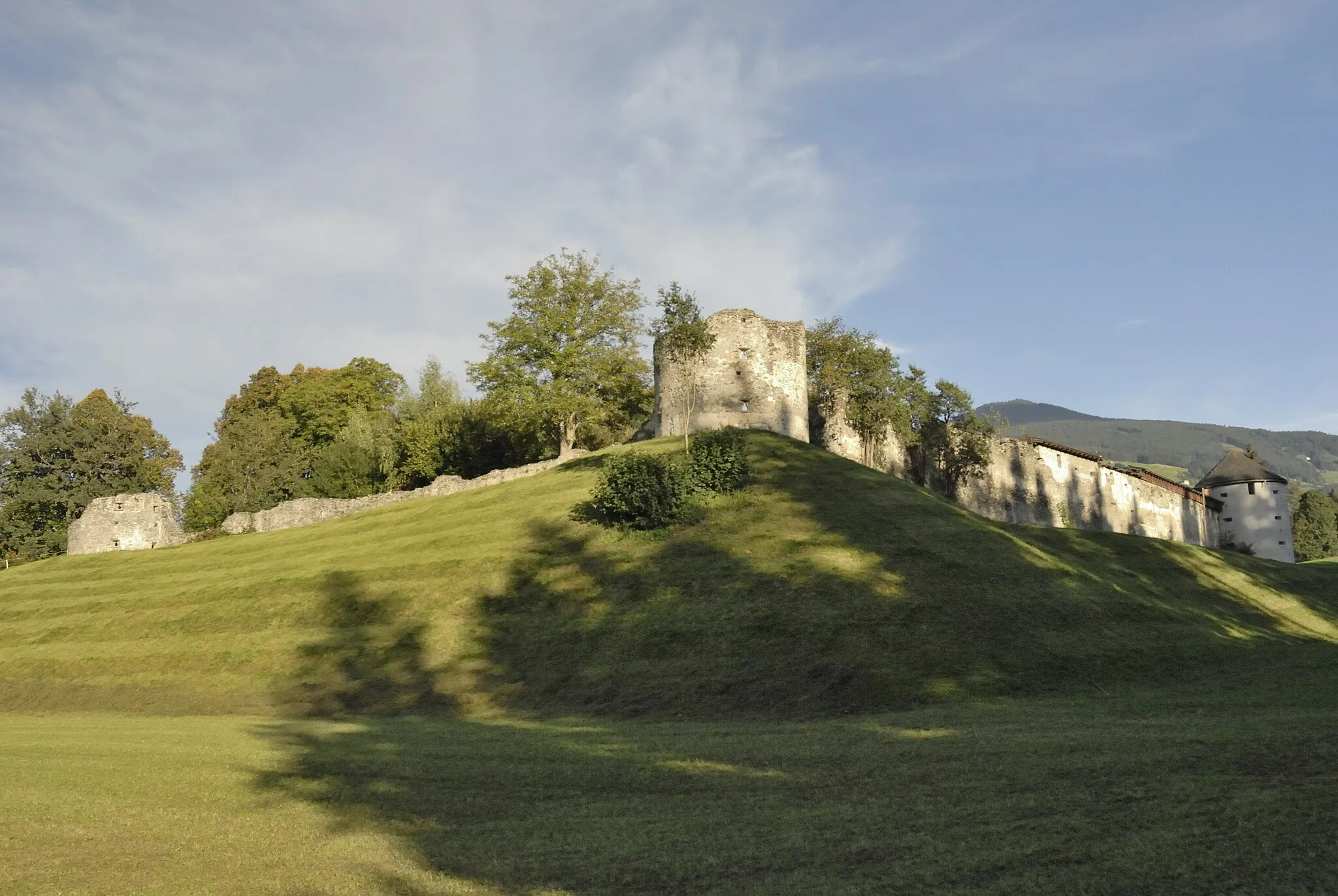 Photo showing: Burg Rettenberg, Kolsassberg, Tirol

This media shows the protected monument with the number 39597 in Austria. (Commons, de, Wikidata)