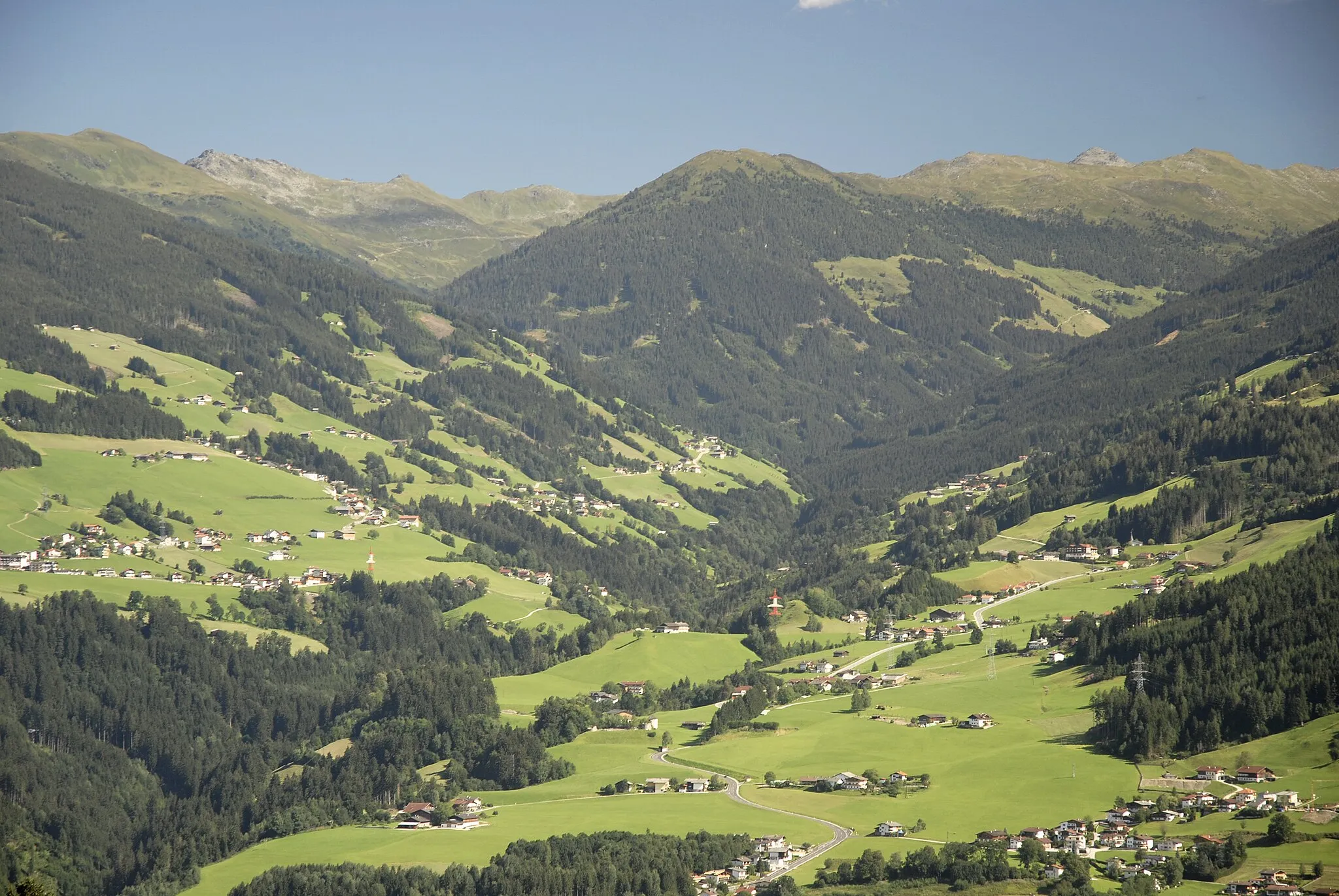 Photo showing: Blick von Eggen am Gnadenwalder Plateau in die Tuxer Alpen mit Innerweerberg (links) und Kolsassberg (rechts)