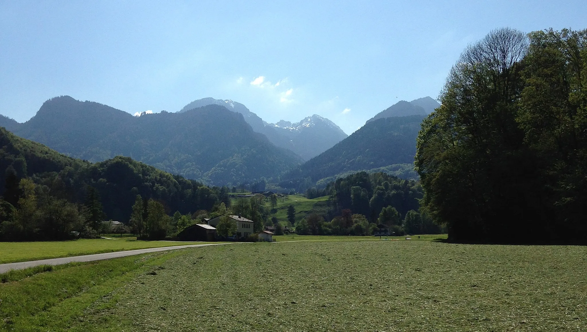 Photo showing: Aufgenommen am Fuße der Biber in Brannenburg in Richtung Südwesten. Mittig im Bild der Wendelstein im Mangfallgebirge.