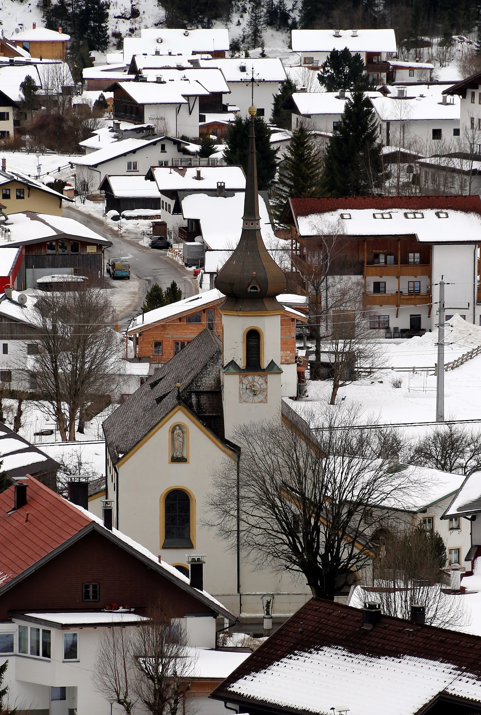 Photo showing: Kath. Pfarrkirche Mariahilf und ehem. Friedhof in Scharnitz, Tirol. Ansicht vom Kalvarienberg (Westen).