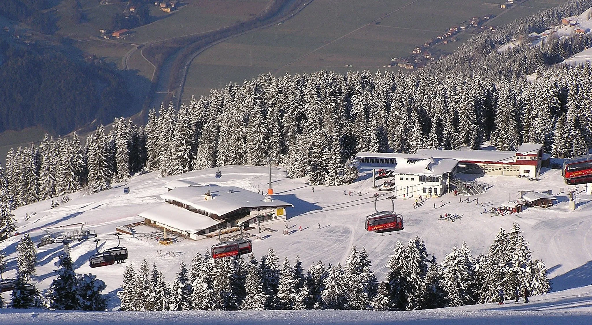 Photo showing: Im Schigebiet der Zillertal-Arena, mit Blick auf die Bergstation bei der Rosenalm