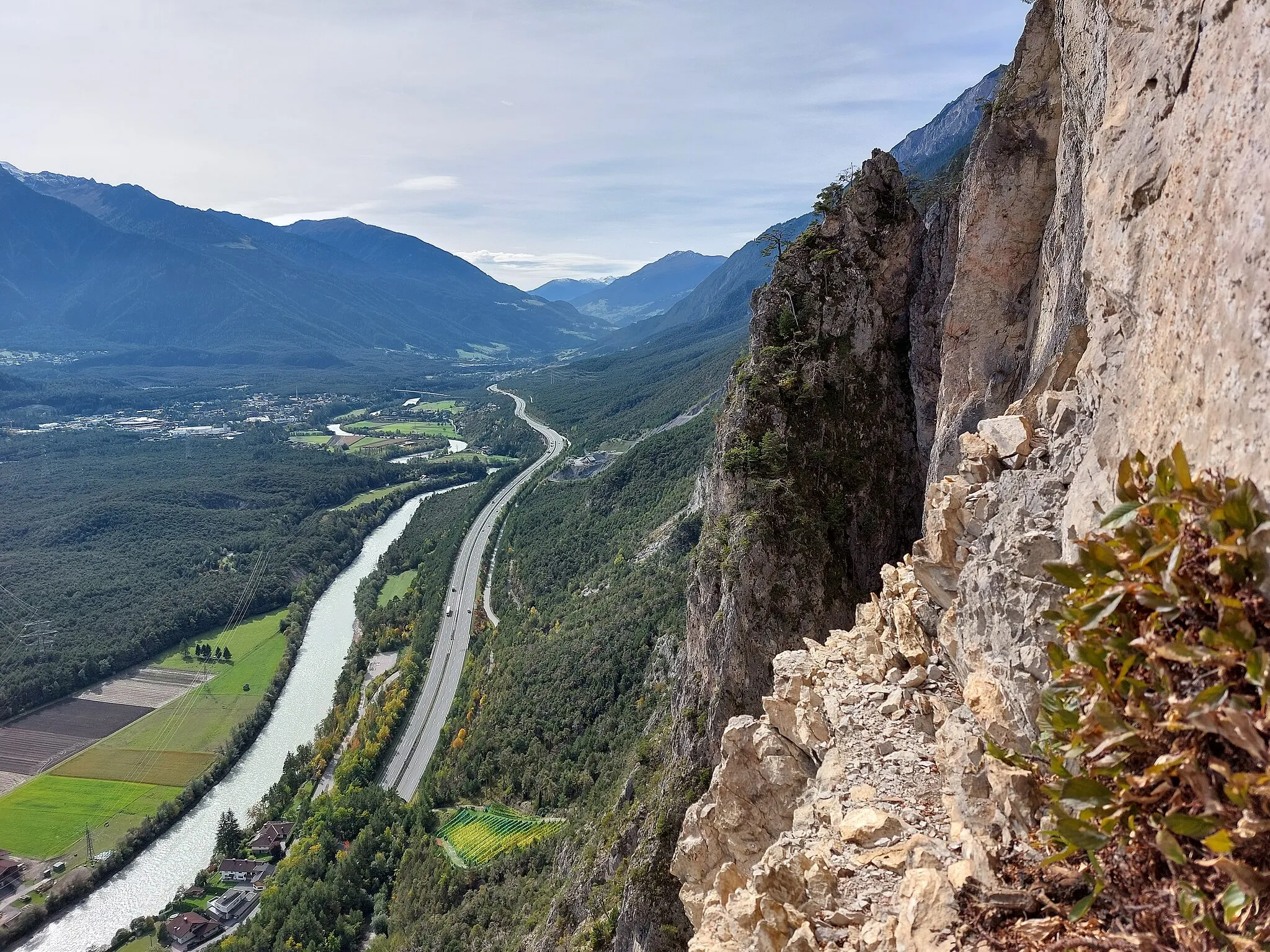 Photo showing: Blick aus der Geierwand bei Haiming auf das Inntal in Richtung Westen. Standort am oberen Ende der Kletterroute "Im Auge des Geiers"