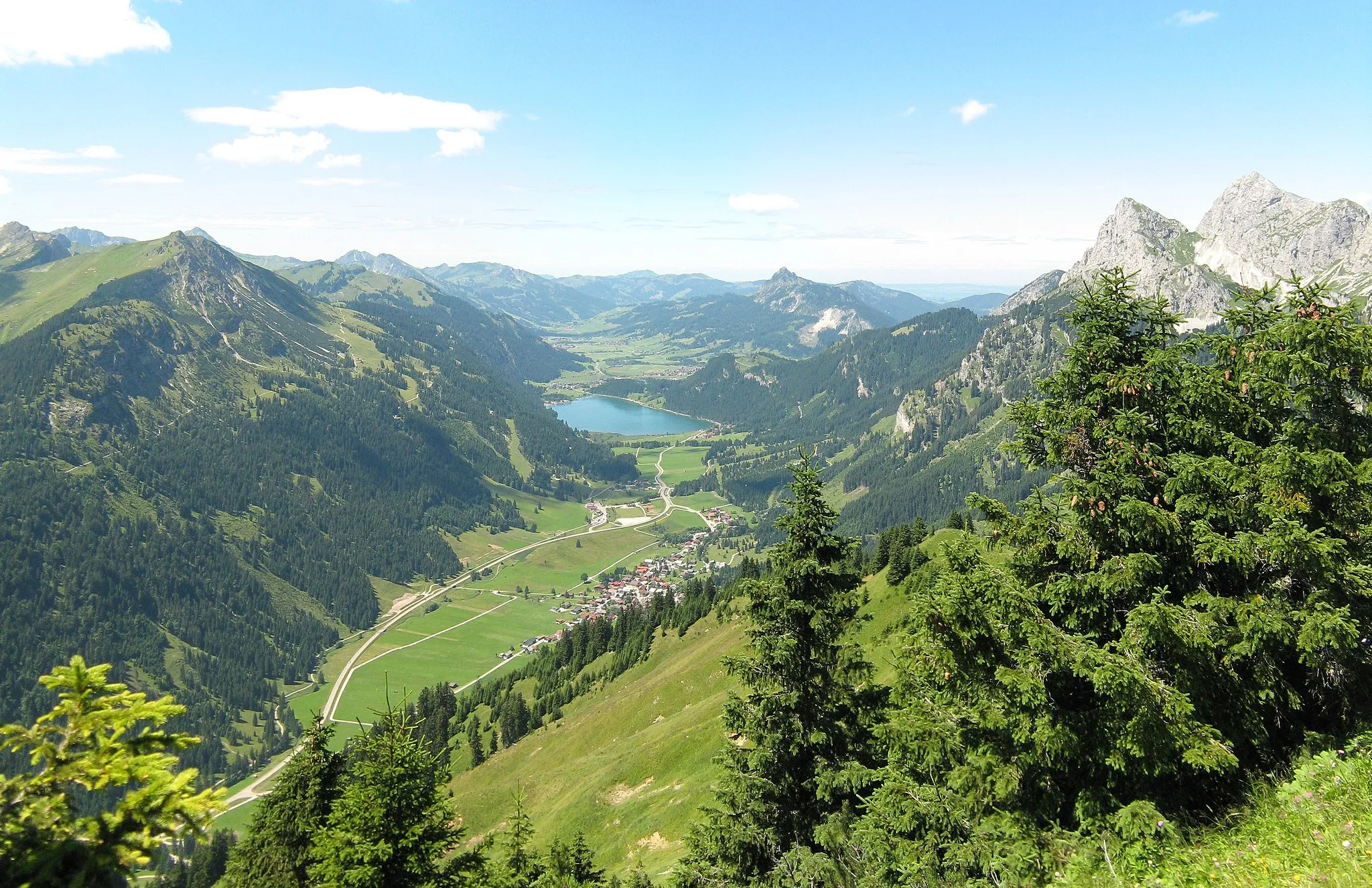 Photo showing: View from the Hahnenkamm into Tannheimer Tal.
