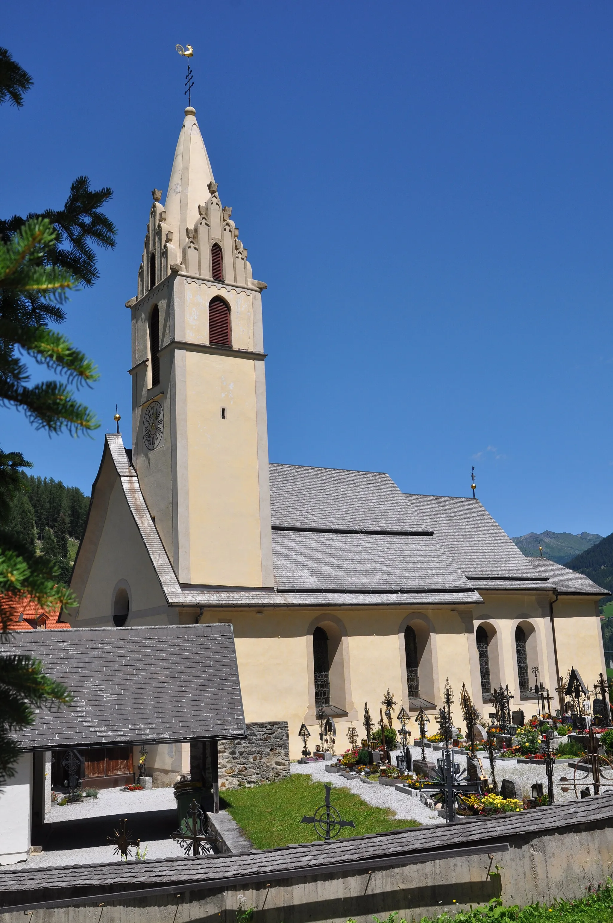 Photo showing: Kath. Pfarrkirche hl. Leonhard mit Friedhof