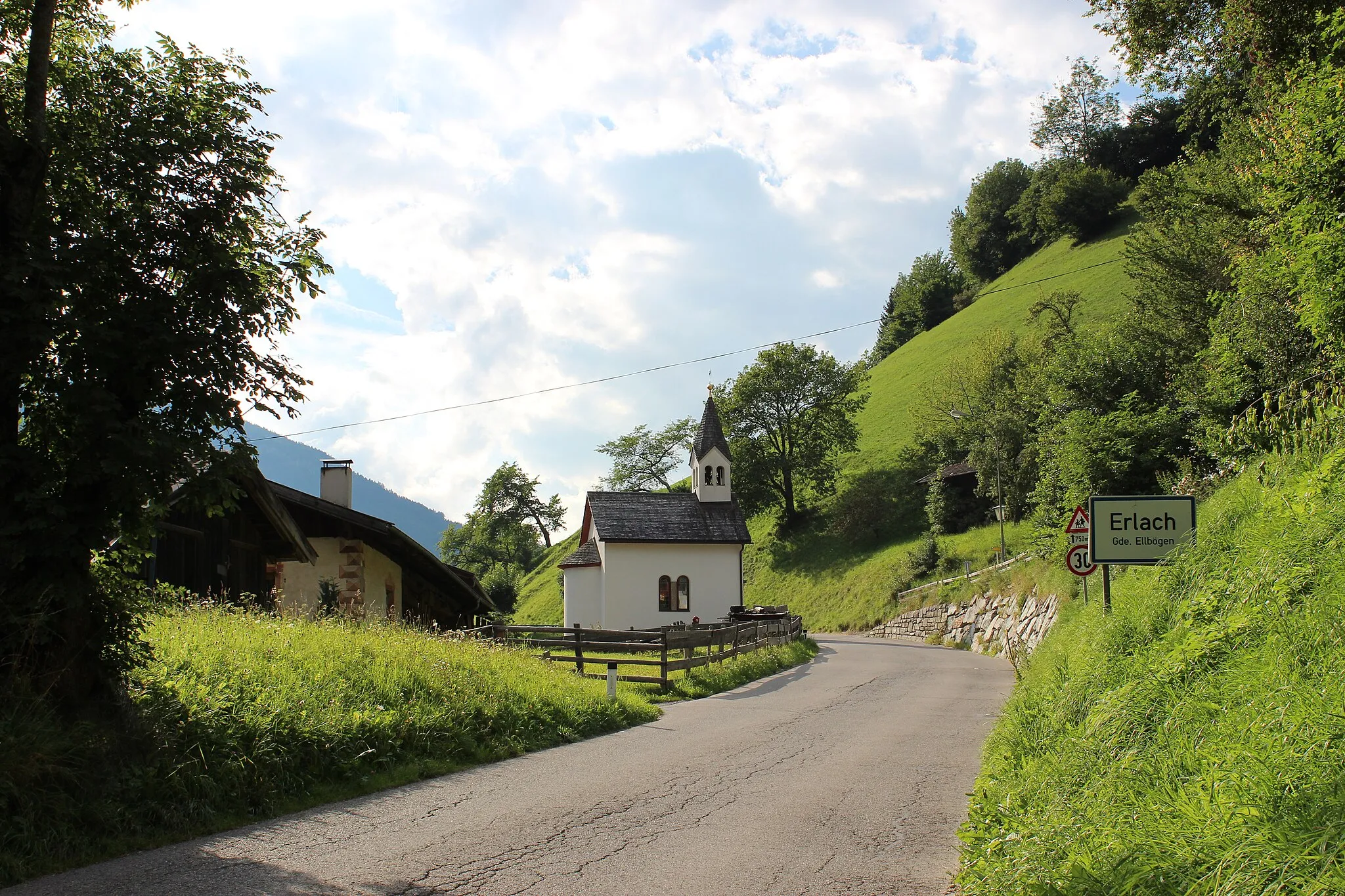 Photo showing: Chapel in Erlach as seen when entering the village when coming from Pfons.