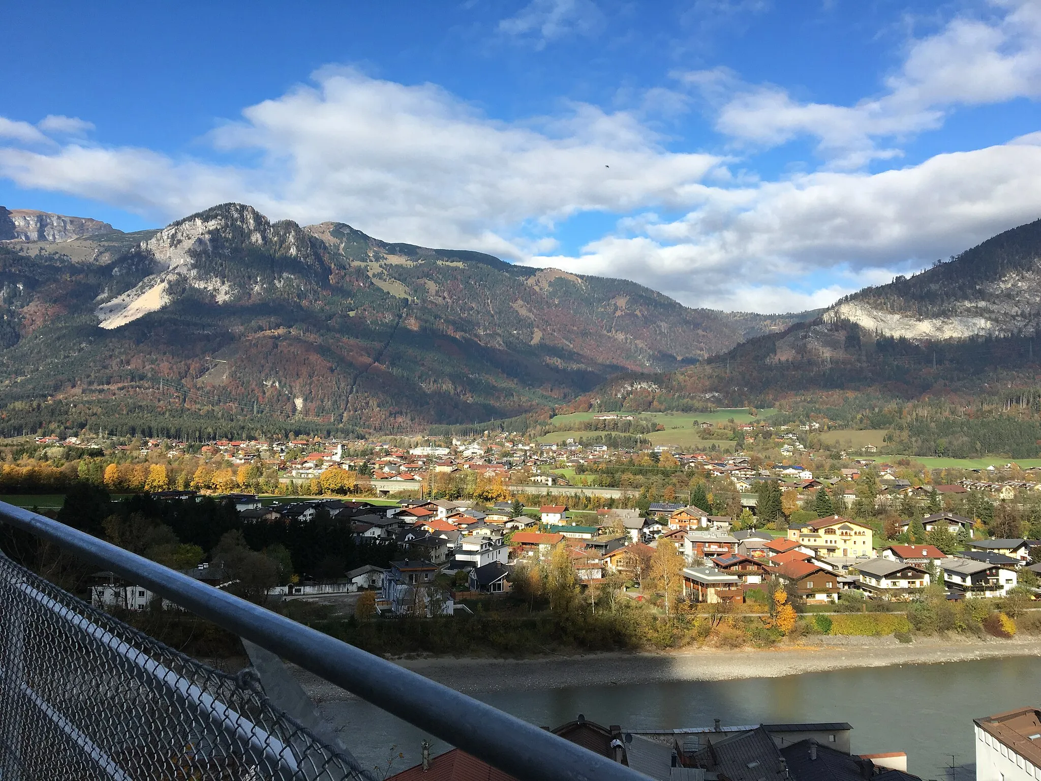 Photo showing: Kramsach im Oktober 2016, vom Rattenberger Schlossberg aus gesehen. Im Hintergrund sind die Brandenberger Alpen zu sehen.
