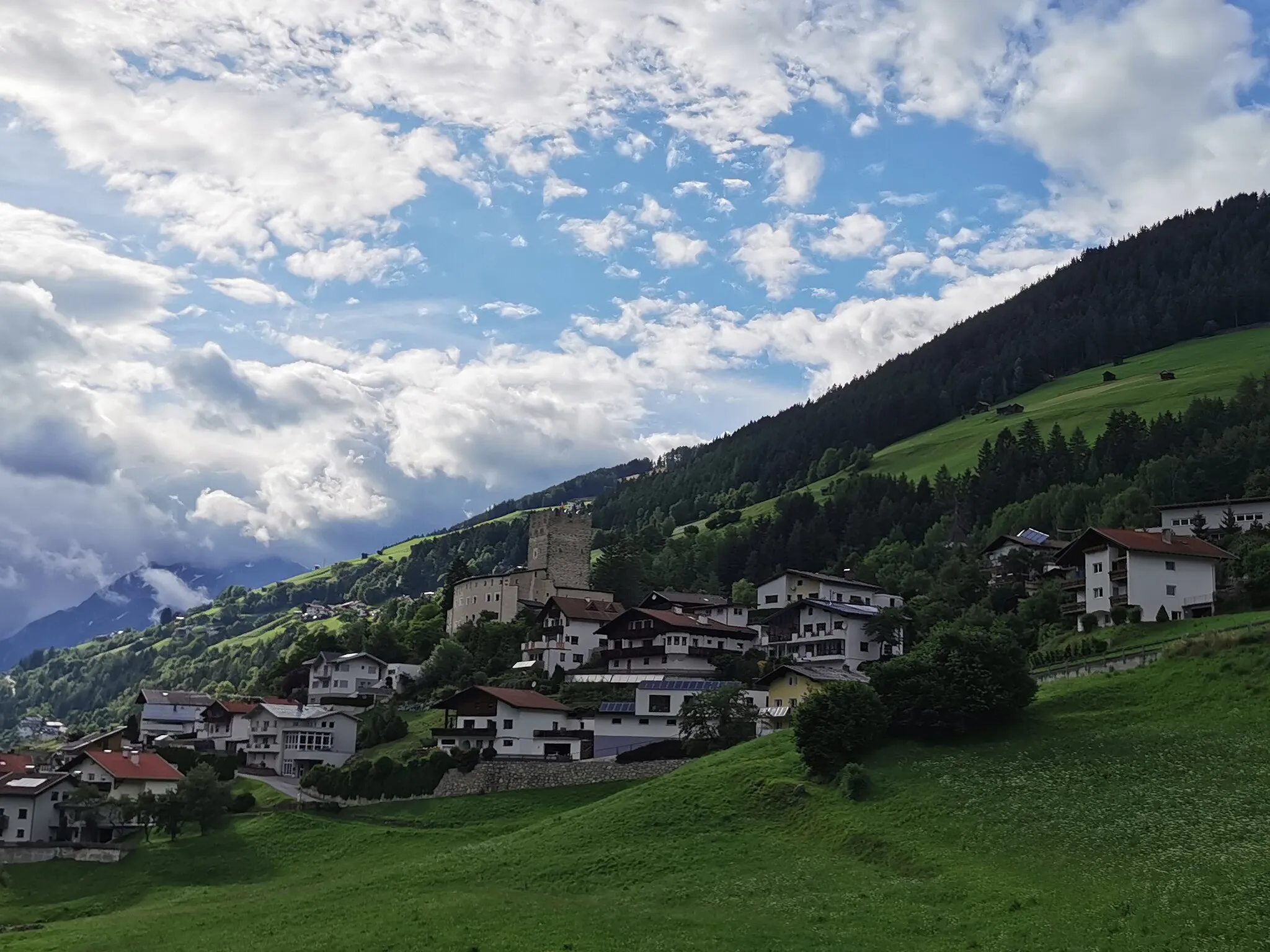 Photo showing: Schloss Biedenegg, Fließ, Bezirk Landeck, Tirol, Austria

This media shows the protected monument with the number 38776 in Austria. (Commons, de, Wikidata)