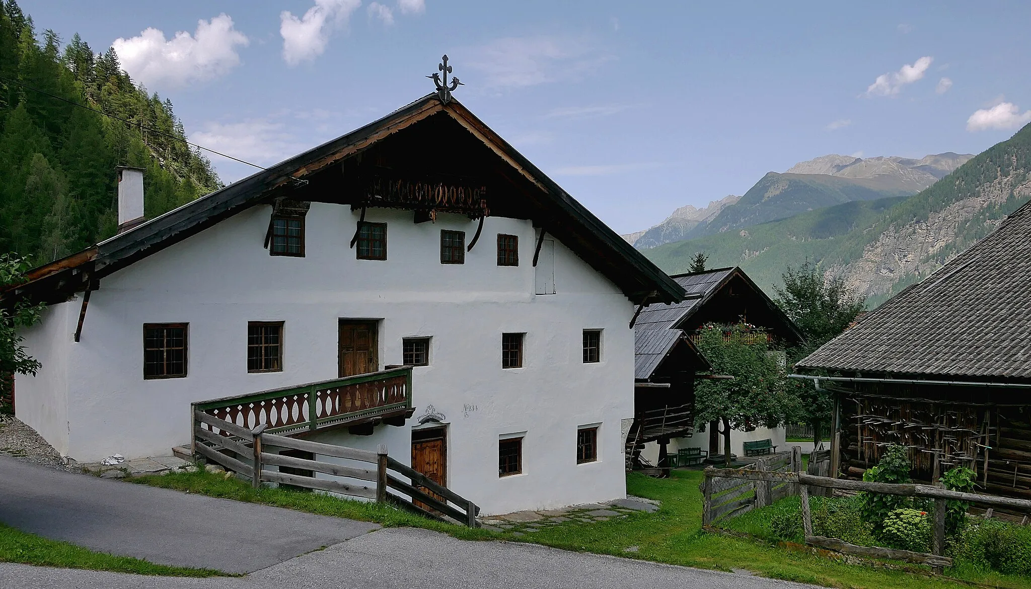 Photo showing: Hofanlage Längenfeld (Ötztal / Tirol) Lehn 23a - Im Sommer 2017 wurde sie gerade für das Ötztaler Freilichtmuseum restauriert.