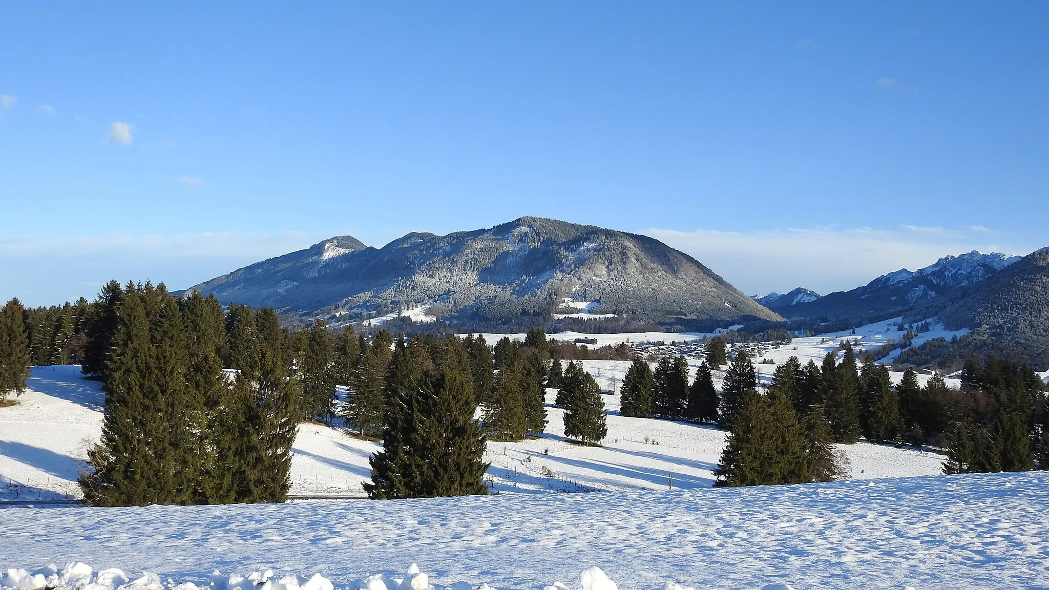 Photo showing: Buching mit Trauchberg und Halblechtal von Südwesten