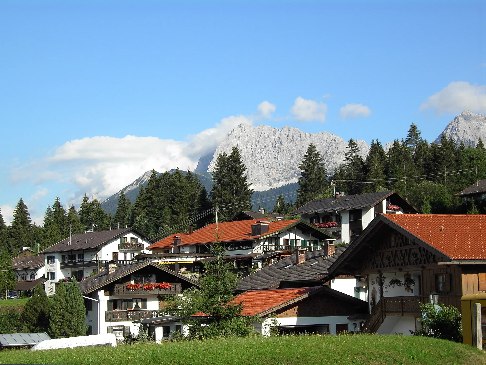 Photo showing: The village Klais near Mittenwald in the "Werdenfelser Land", in the background are the Karwendel mountains