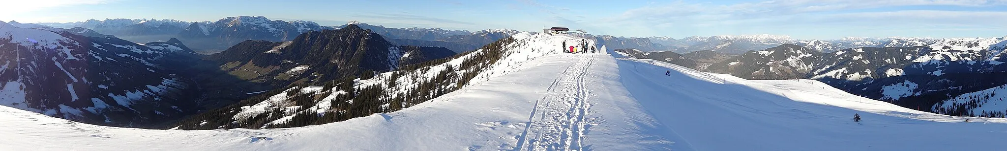 Photo showing: Alpbach and the Inn valley on the left, Kitzbuhel and Wilder Kaiser to the right