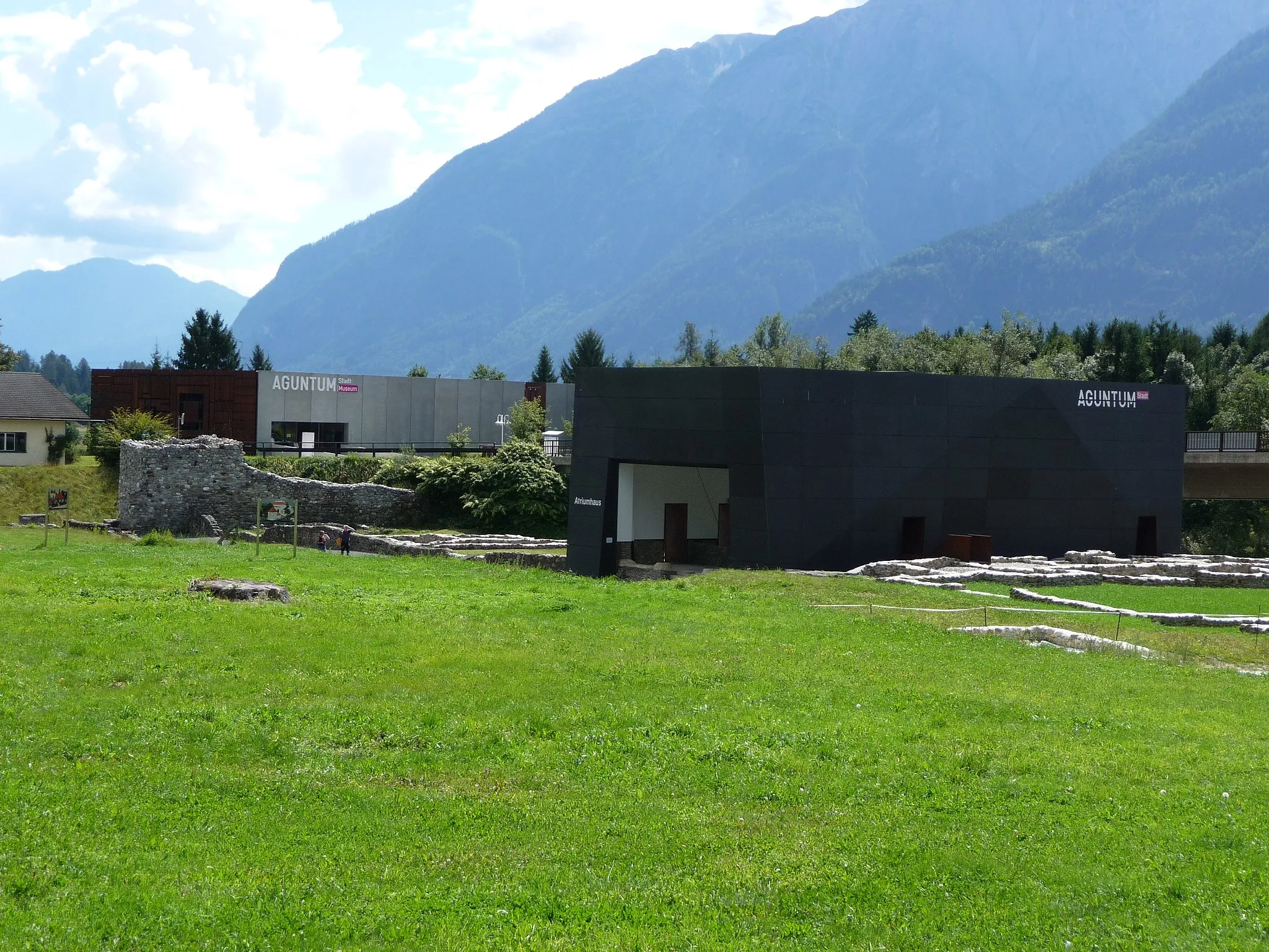 Photo showing: Museum (links) und Schutzbau (rechts) in Aguntum