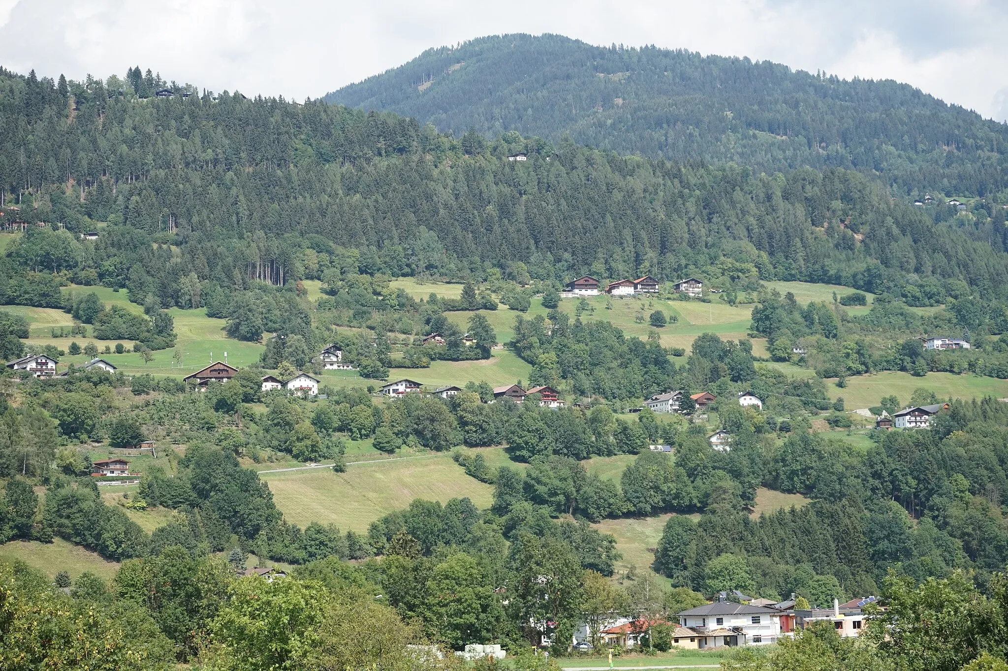 Photo showing: Nußdorfer Berg (Ortsteil von Nußdorf-Debant) vom Aussichtsturm Aguntum aus gesehen.