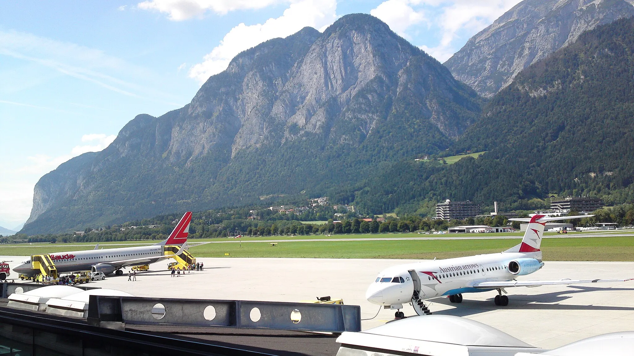 Photo showing: Innsbruck Flughafengebäude und Tower von der Straßenseite. Innsbruck, Tirol, Österreich.