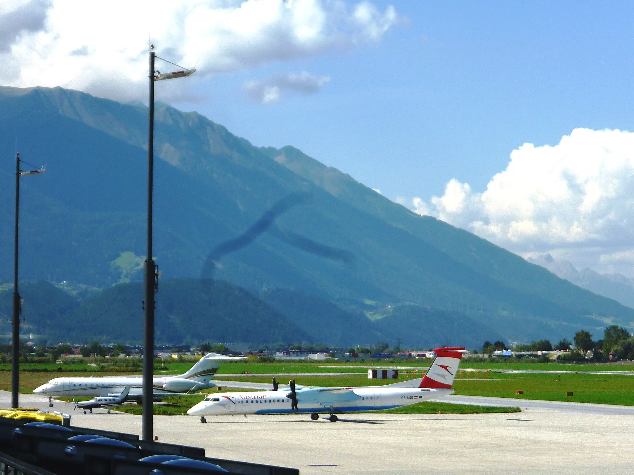 Photo showing: Flugzeuge auf dem Vorfeld des Innsbrucker Flughafens