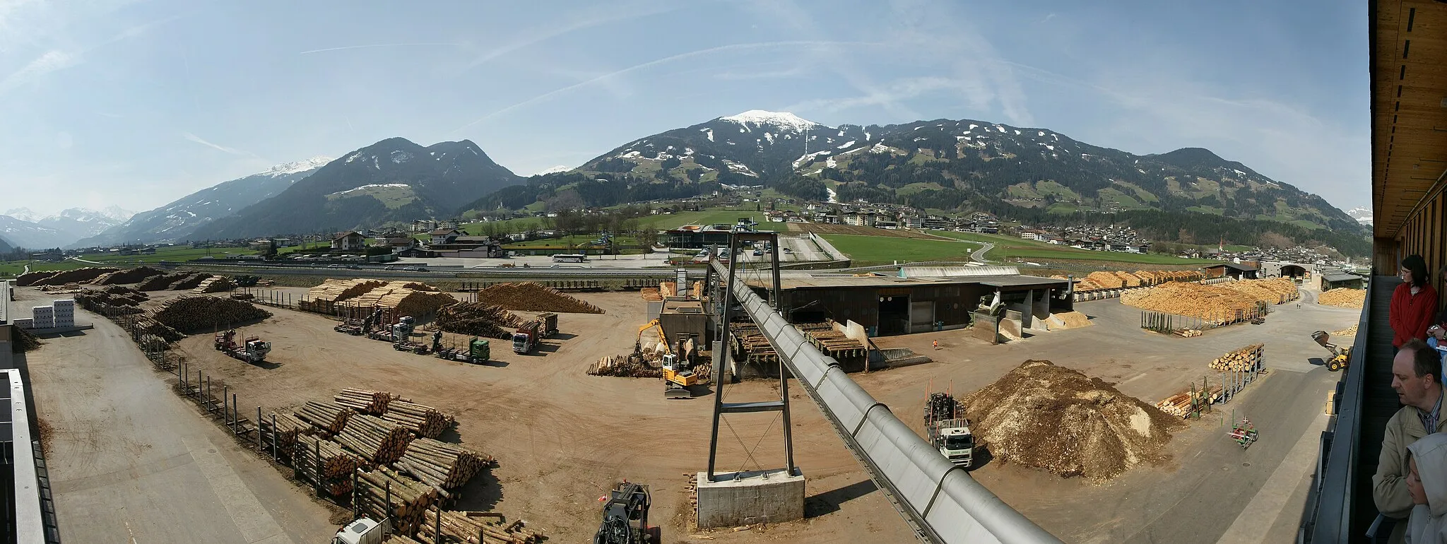 Photo showing: Panorama aus mehreren Bildern von der Terrasse der SichtBAR im Werk Binderholz in Fügen (Zillertal).