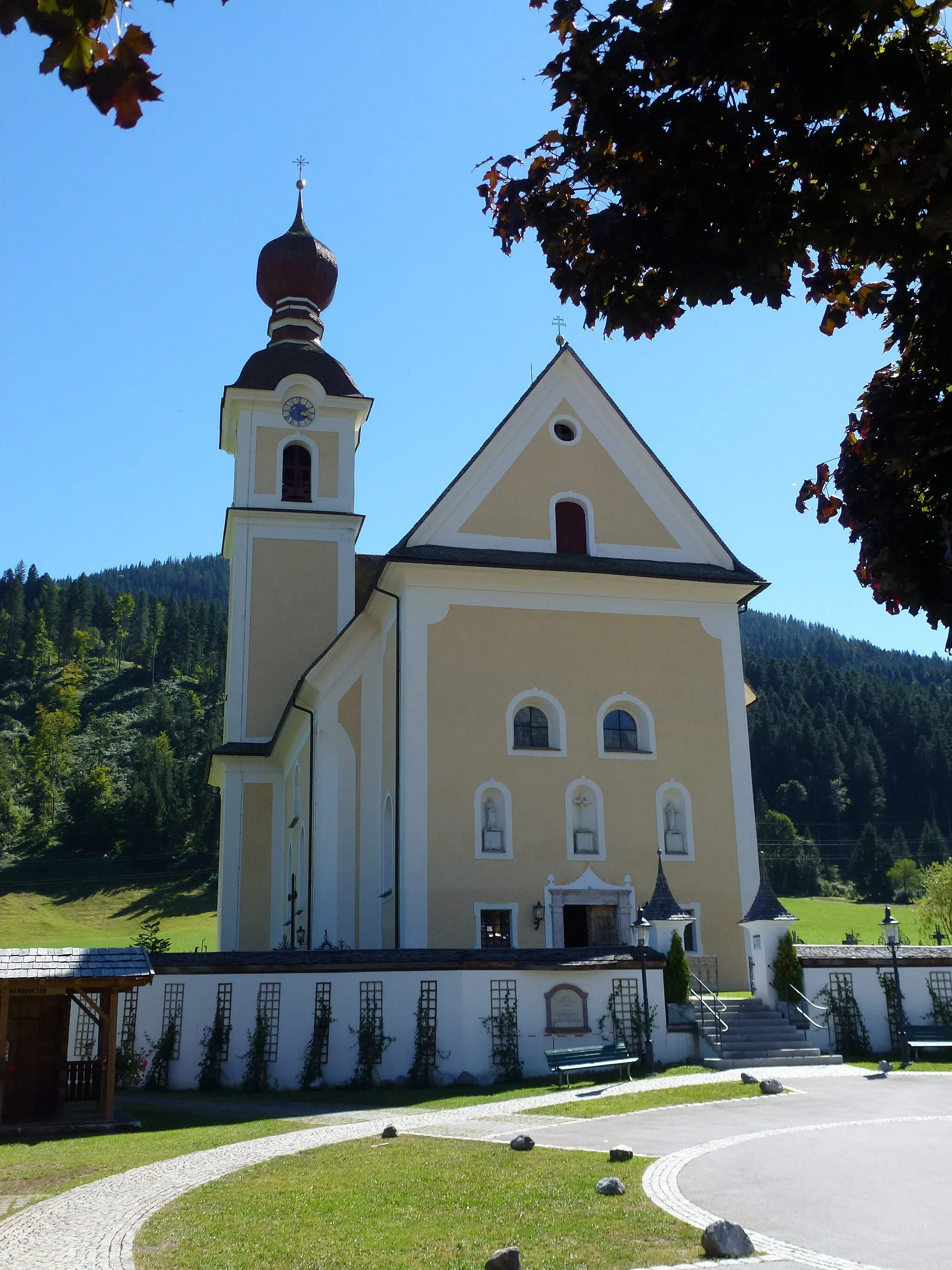 Photo showing: Katholische Pfarrkirche Hl. Kreuz und Friedhof - Kirchplatz, Going