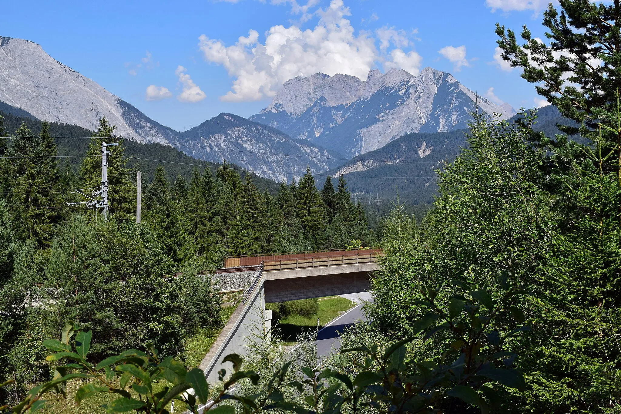 Photo showing: Brücke der Mittenwaldbahn über die B177 in der Gemeinde Seefeld in Tirol (lt. BDA: "2 Brücken zwischen Personentunnel Birkl und Haltestelle Seefeld-Playcastle)"