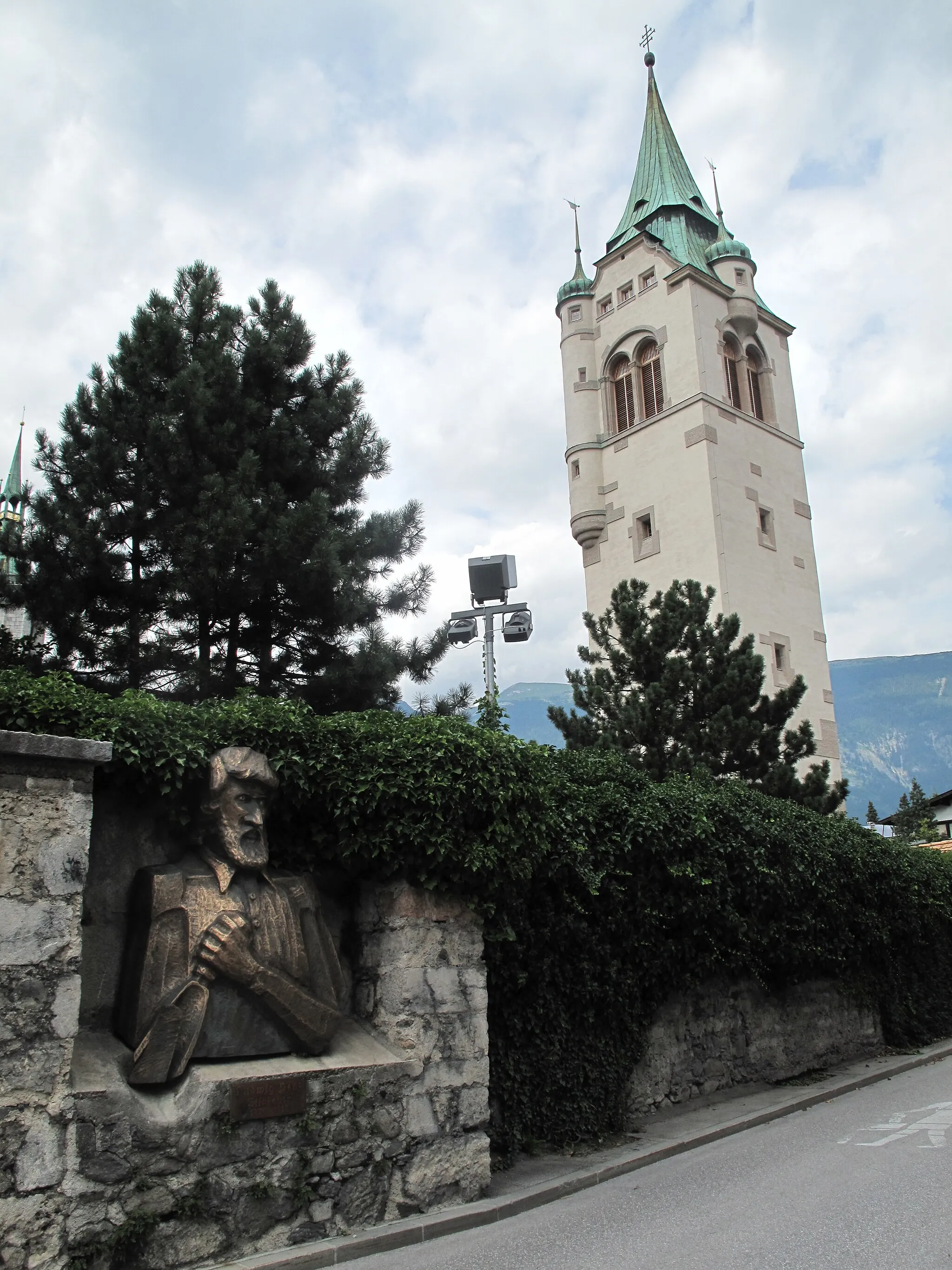 Photo showing: Schwaz, tower (der Friedhofsturm) and bust Ludwig Penz
