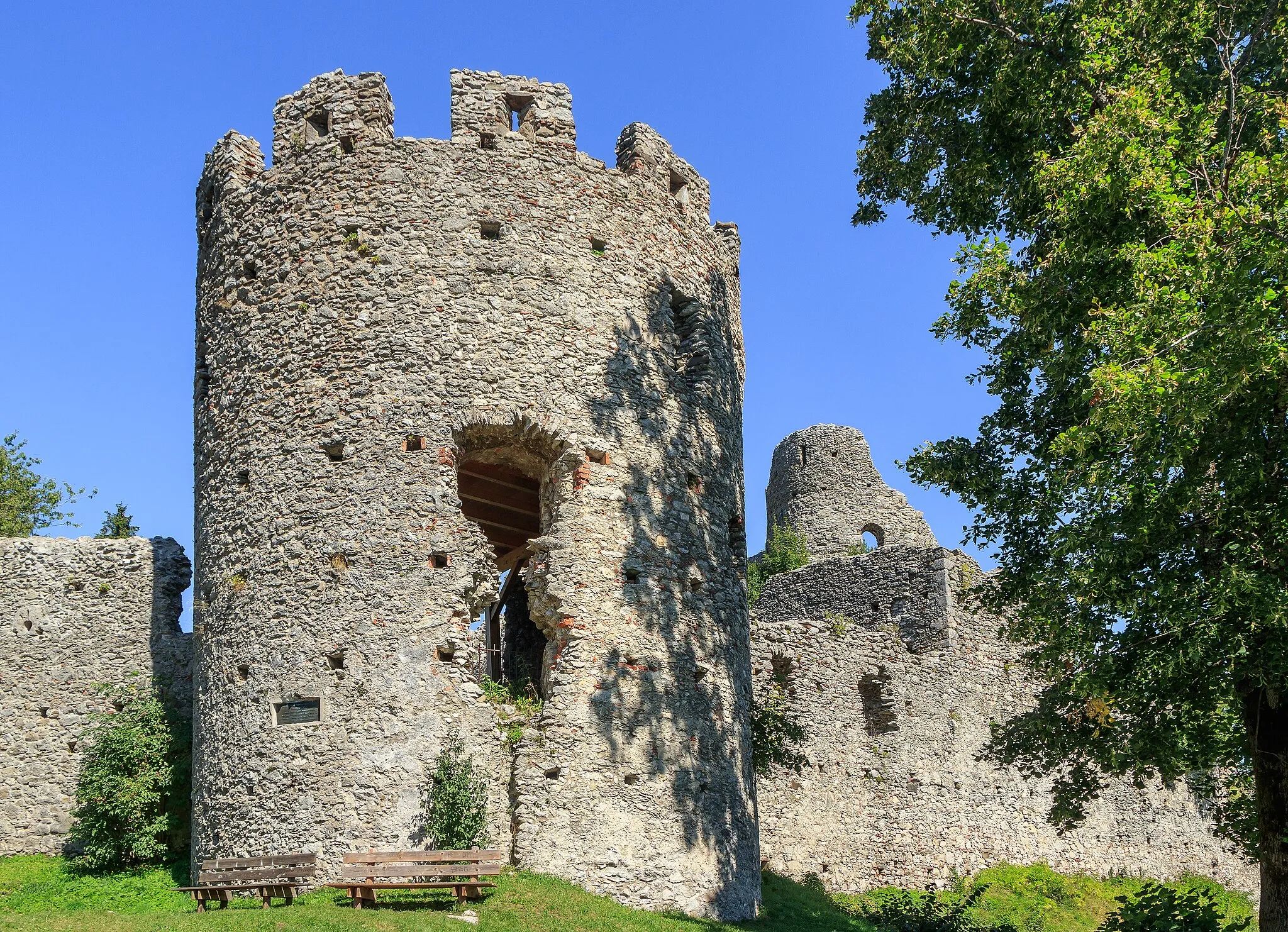 Photo showing: Service wing, artillery rondel, southern castle wall and chapel tower of Hohenfreyberg Castle, Eisenberg, Bavaria, Germany.