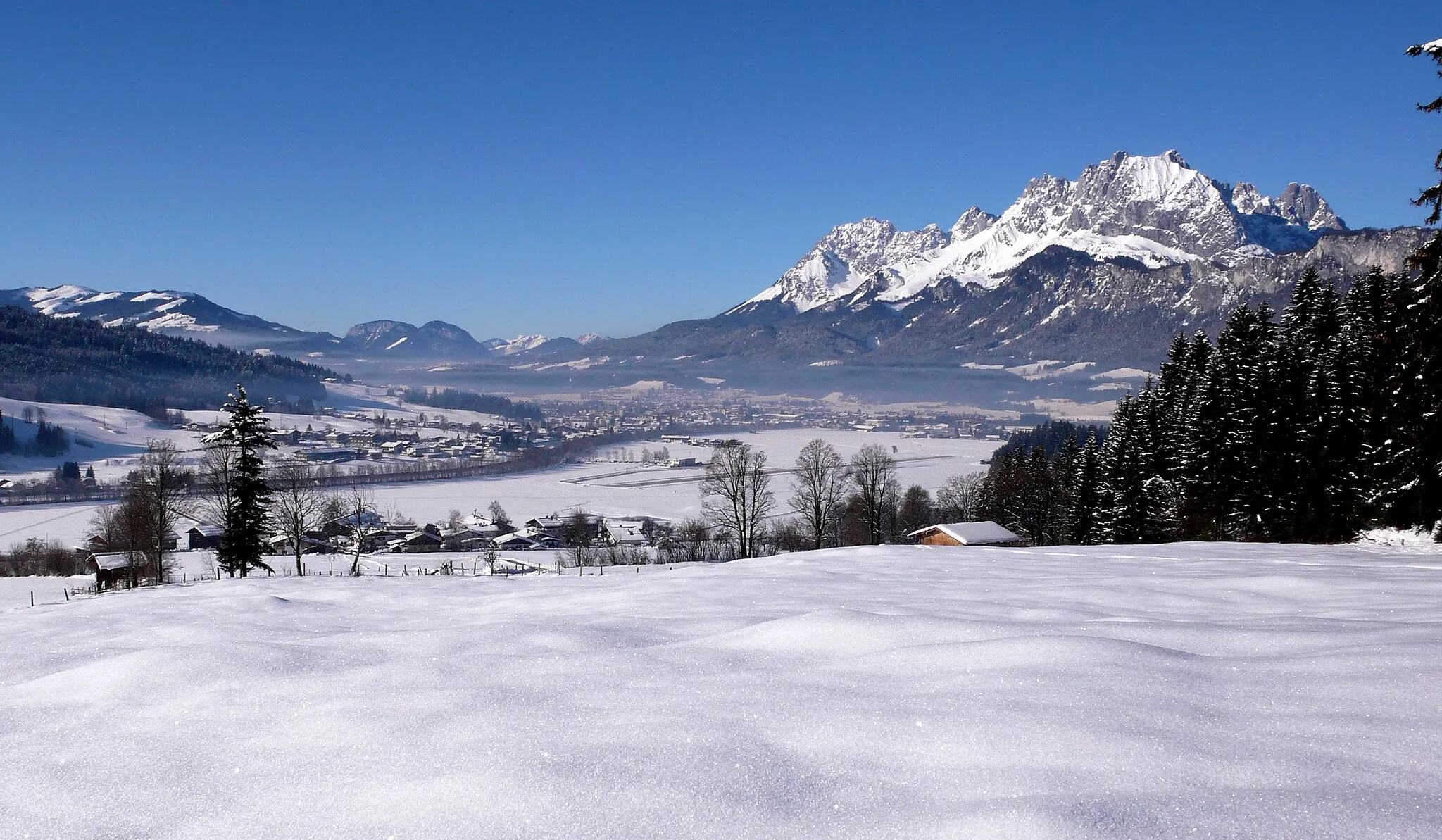 Photo showing: St. Johann in Tirol Kaisergebirge, von links nach rechts: Kitzbüheler Alpen, großer und kleiner Pölven, ganz hinten wahrscheinlich Pendling, Kaisergebirge (Treffauer, vermutlich das Sonneck, Ellmauer Halt, vermutlich Regalmwand, Ackerlspitze, Maukspitze, Lärcheck, vorgelagert der Niederkaiser)