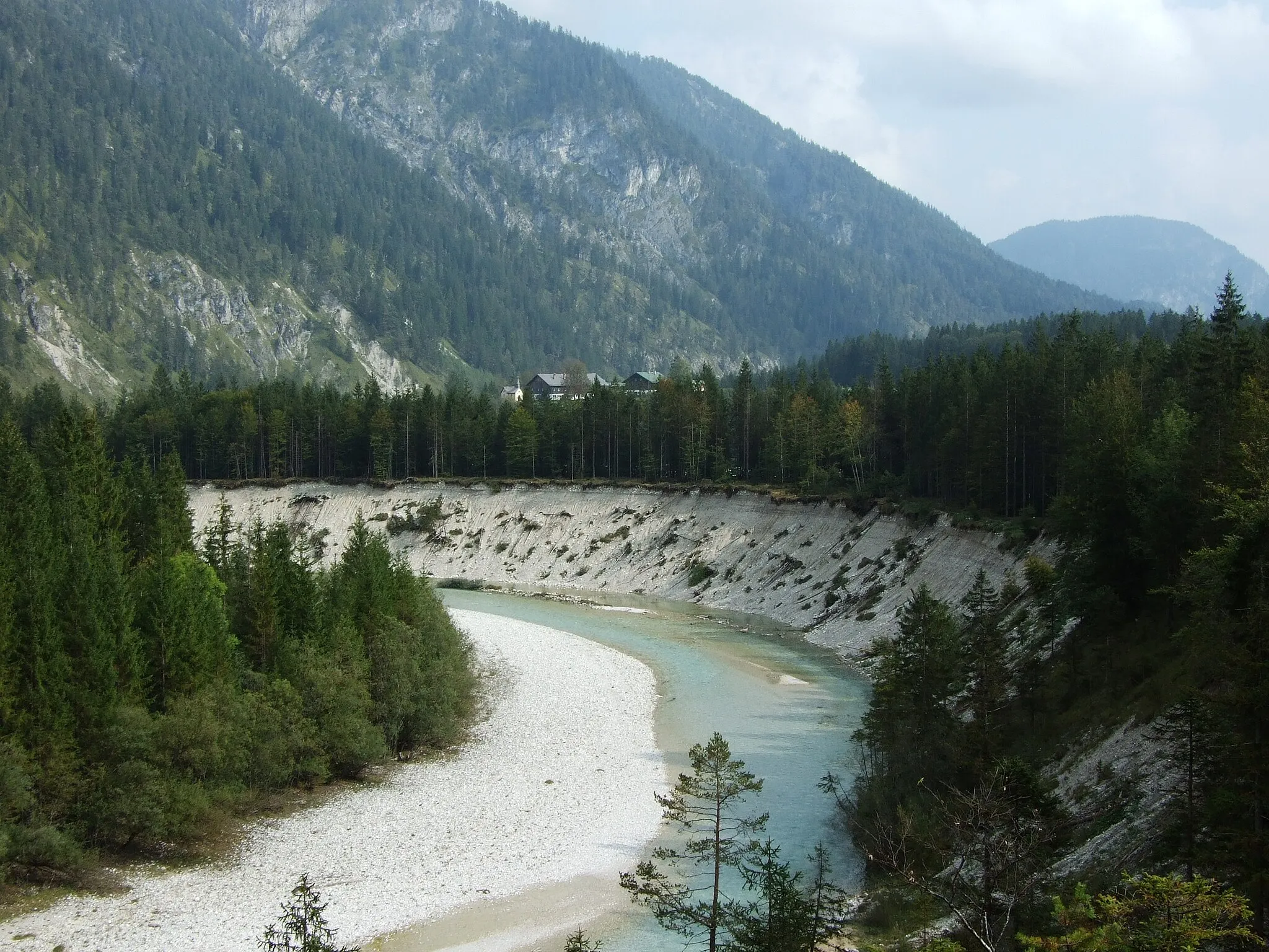 Photo showing: The small bavarian village Vorderriß seen from a western location and the river Isar. Just three of the about 7 buildings of Vorderriß are seen on the photo.