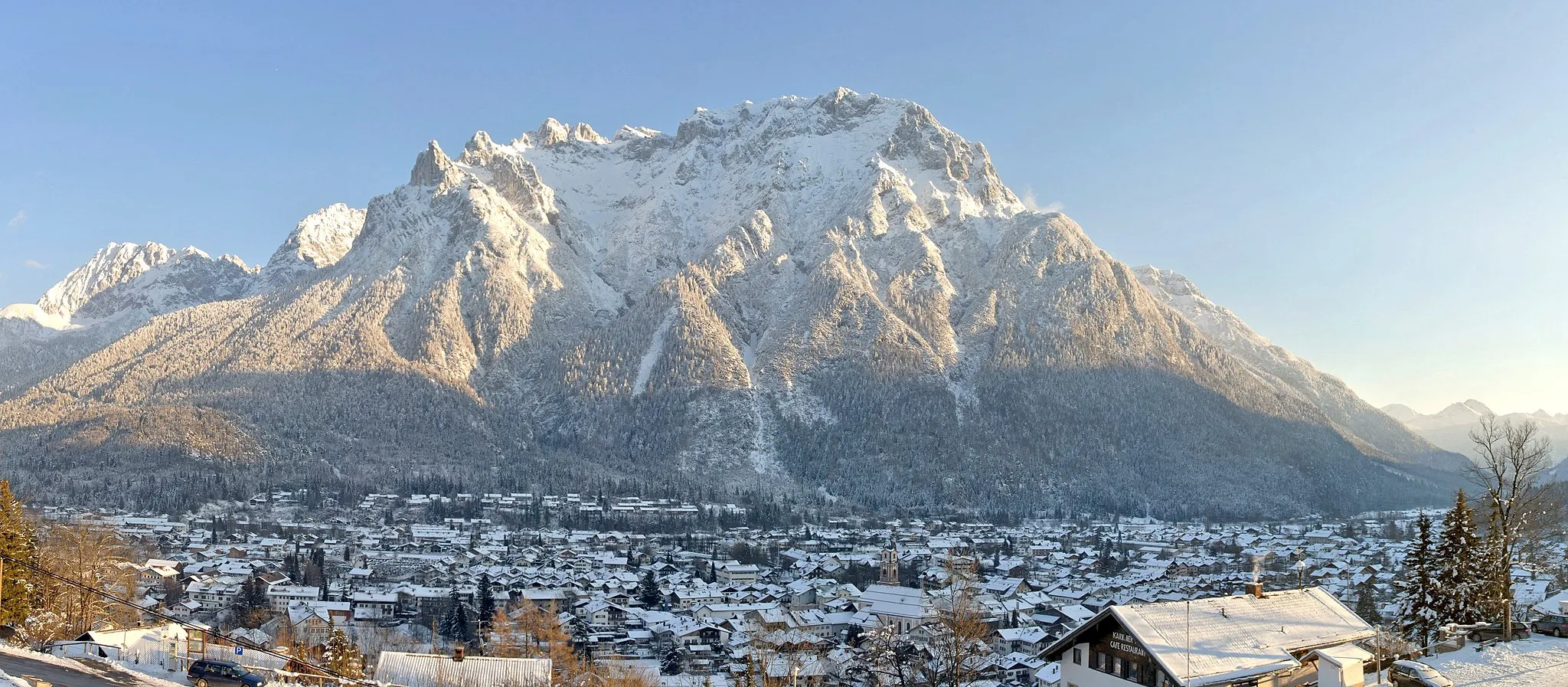 Photo showing: Mittenwald in Winter with the Mountains of Karwendel
