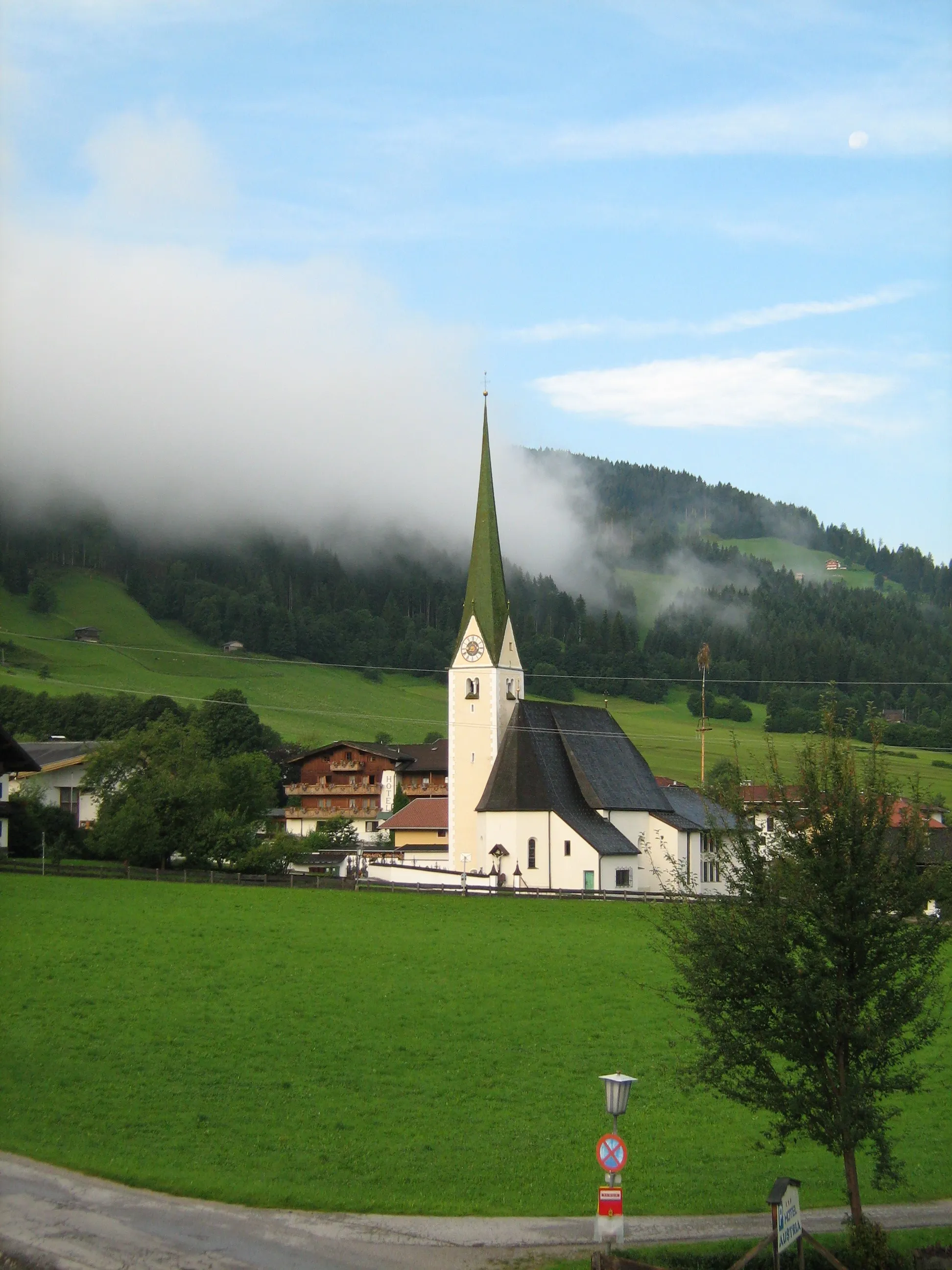 Photo showing: The church on the main street in Niederau, Wildschönau, Austria. August 2012.