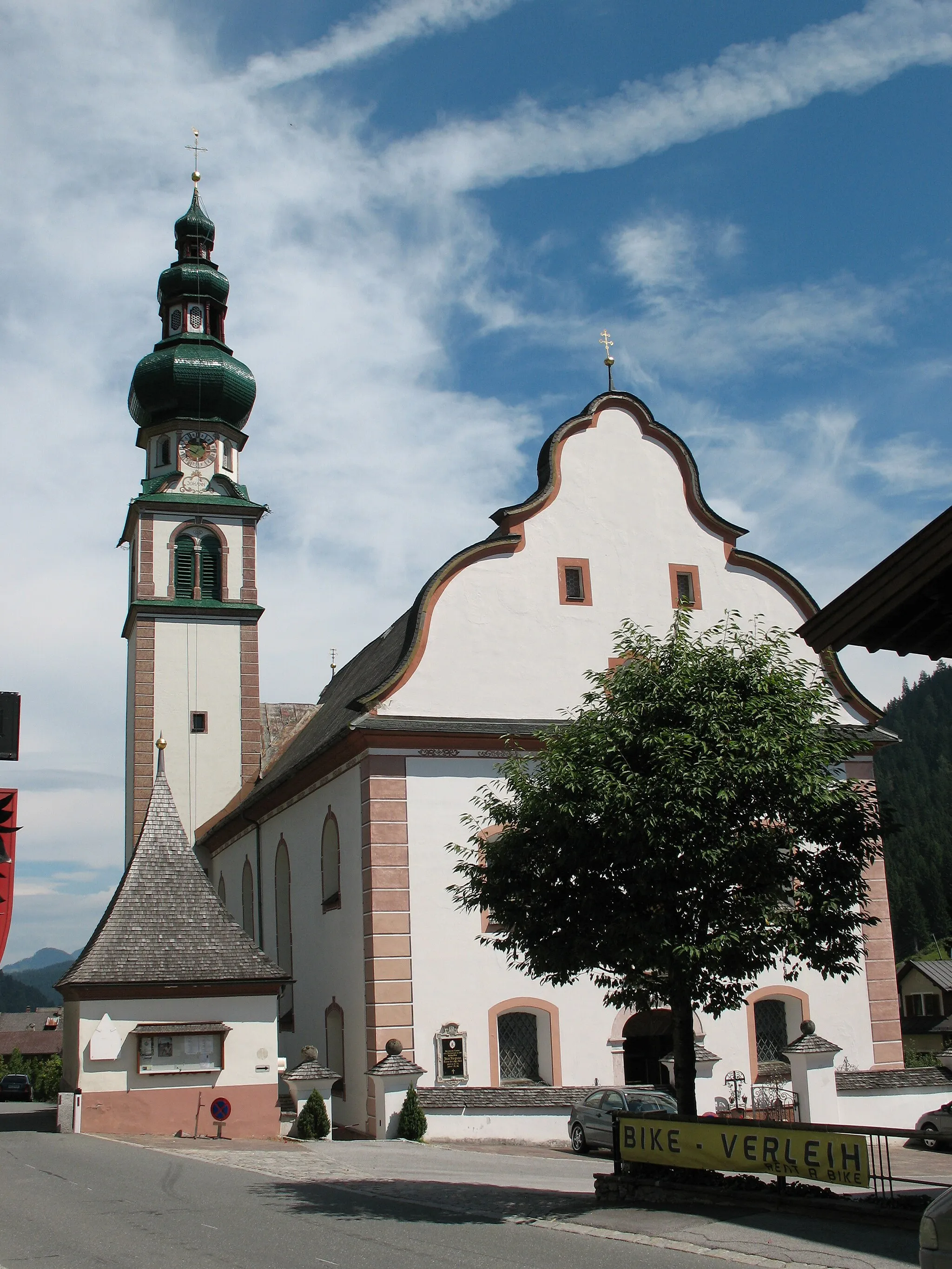 Photo showing: Kath. Pfarrkirche hl. Margaretha und Kriegerdenkmal