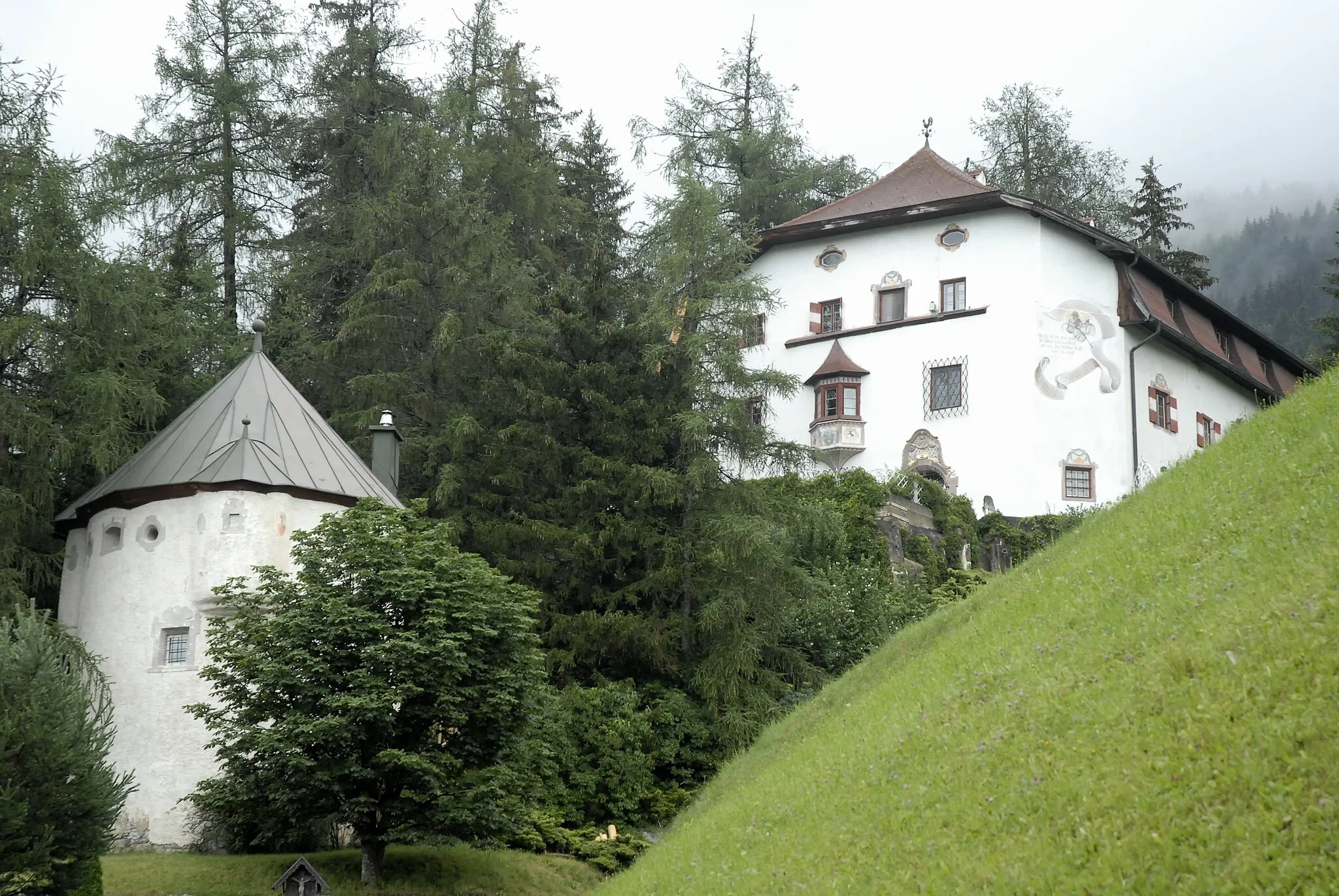 Photo showing: Burg Arnholz in Pfons

This media shows the protected monument with the number 39926 in Austria. (Commons, de, Wikidata)