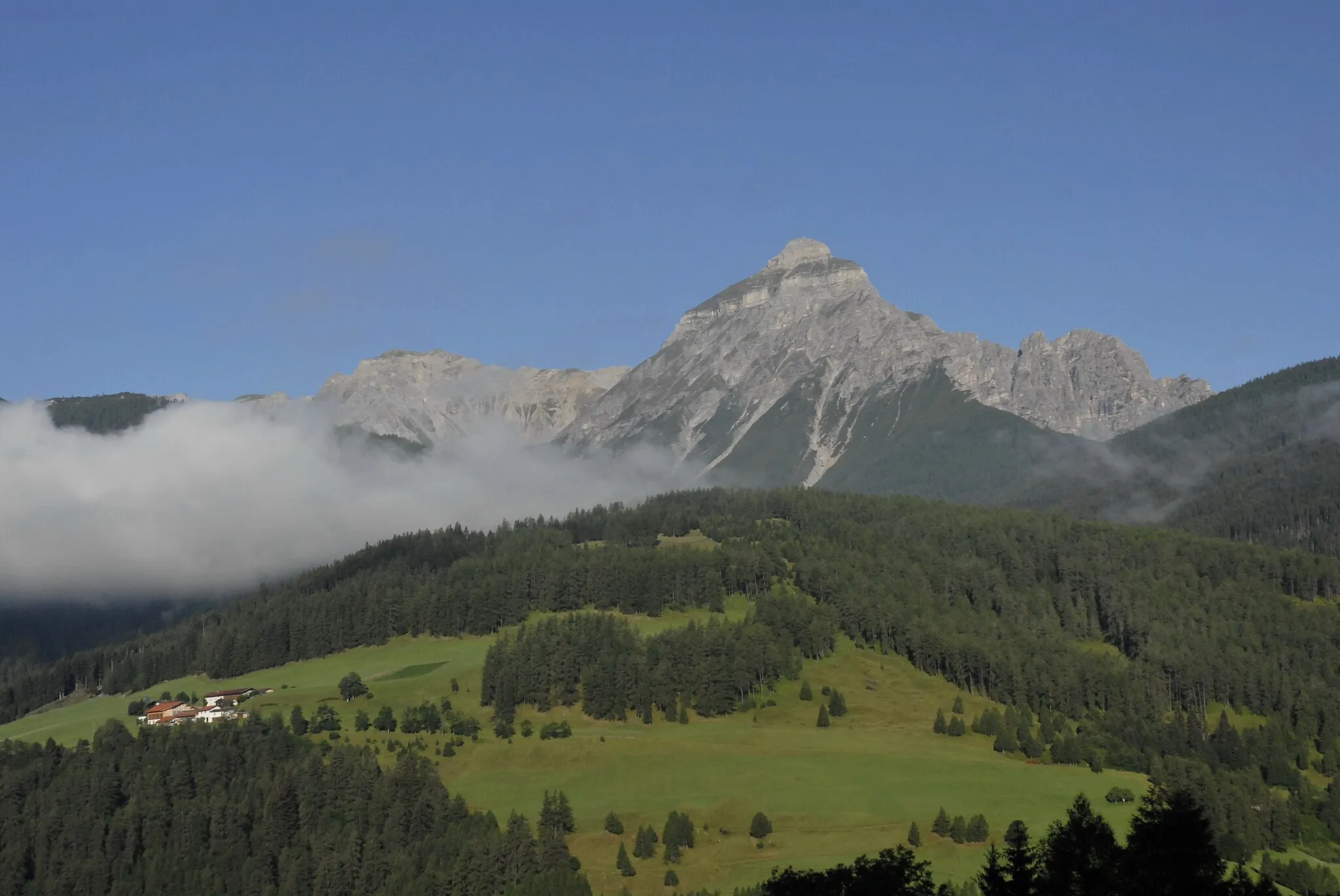 Photo showing: Serles von Pfons (Kraftsee beim Bildungshaus St. Michael), links die Lämpermahdspitze