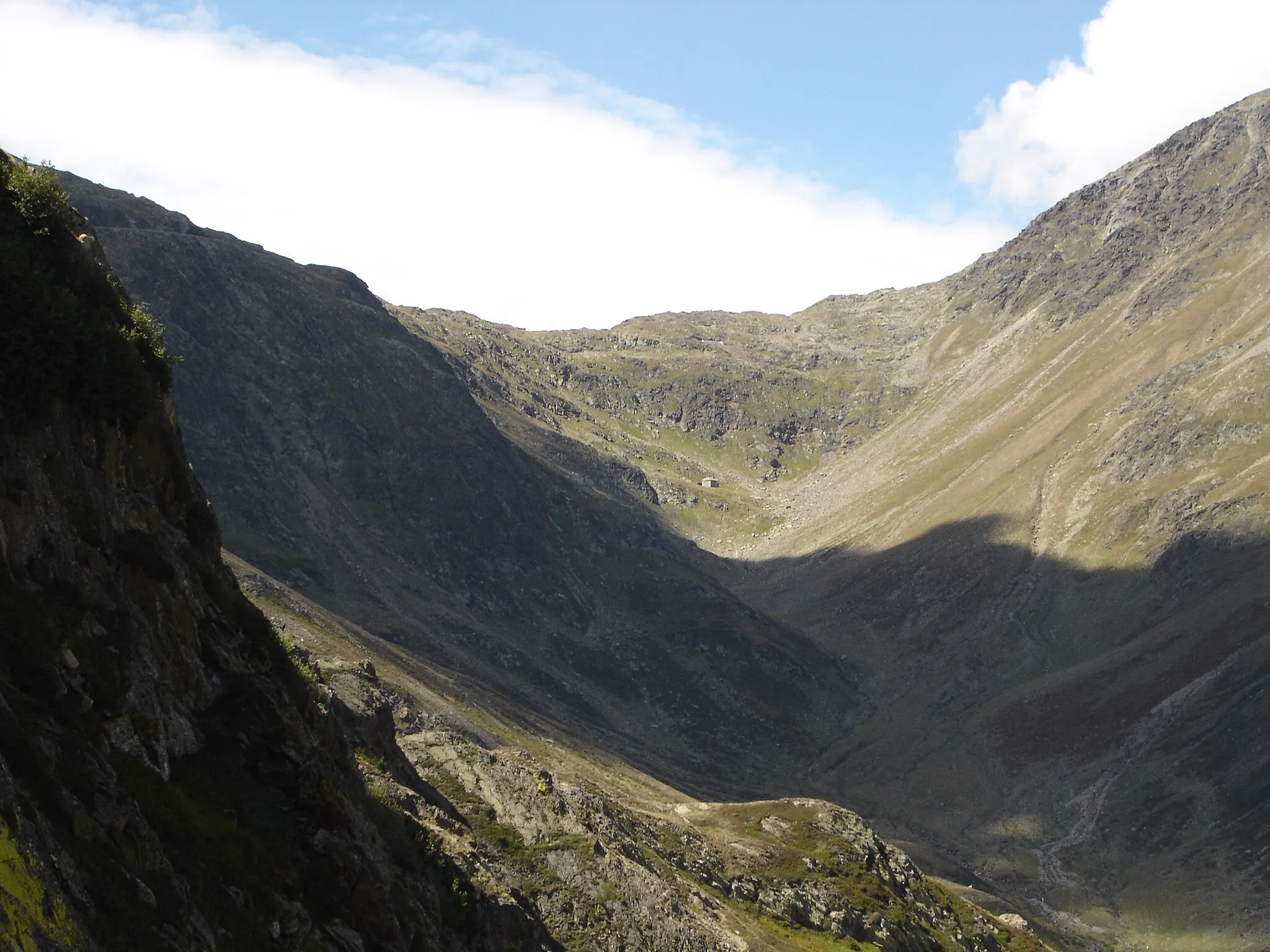 Photo showing: Timmelsjoch seen from a hairpin turn on the Italian side.