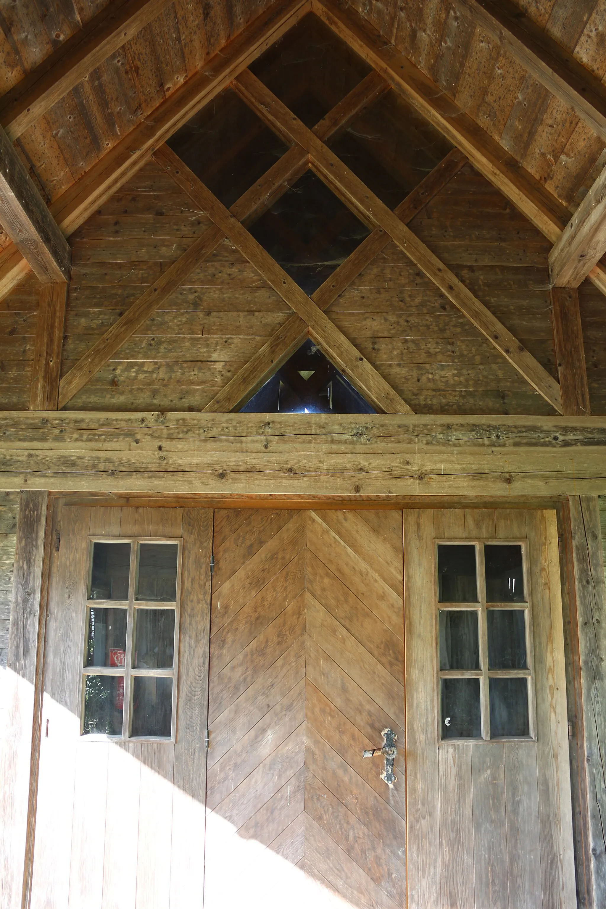 Photo showing: Eingang zur Kapelle der kath. Jungschar in Kössen, Tirol.