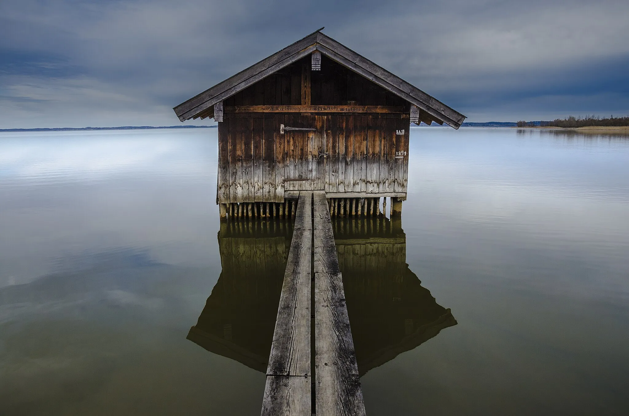 Photo showing: Bootshaus in der Chiemsee-Bucht mit dem Namen Lachsgang