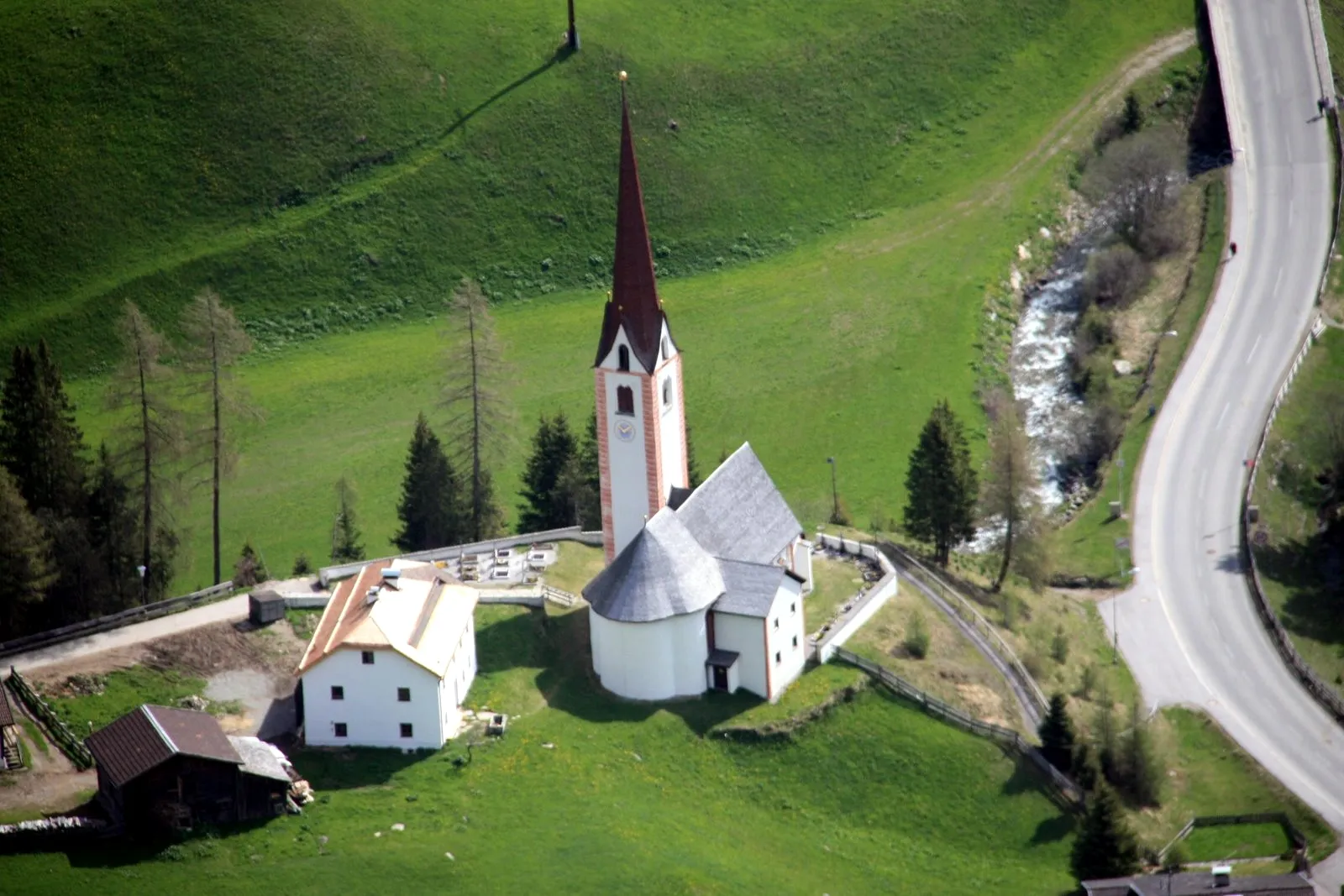 Photo showing: Kirche von St.Sigmund im Sellrain, links davon Widum und Widumsstadel