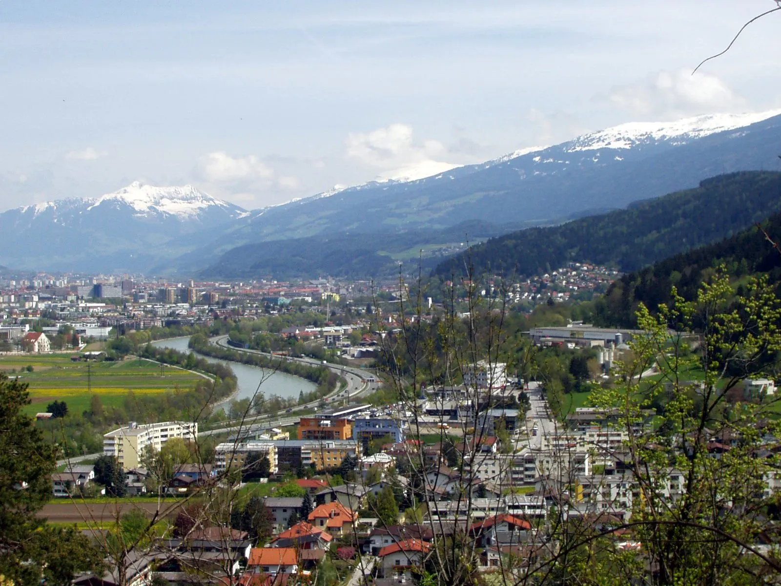 Photo showing: Blick vom Blasiusberg auf Völs (rechts vorne) und Innsbruck(links hinten).