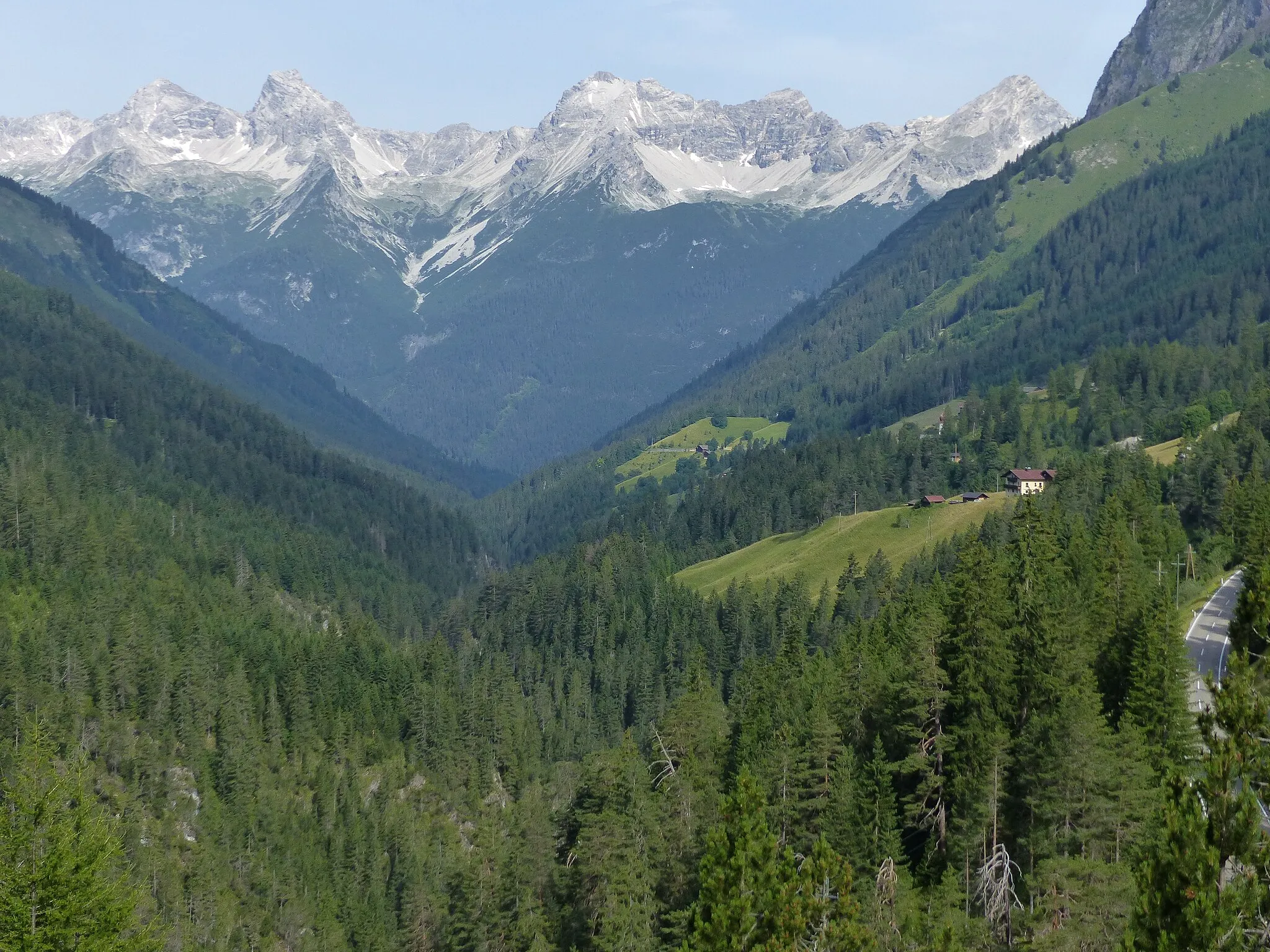 Photo showing: Bschlabs (Mitte der rechten Bildhälfte). Am Horizont: Bretterspitze (l.), Urbeleskarspitze (Mitte der linken Bildhälfte), Wasserfallspitze (M.), Schwellen- (rechts der Mitte), Klimmspitze (r.)