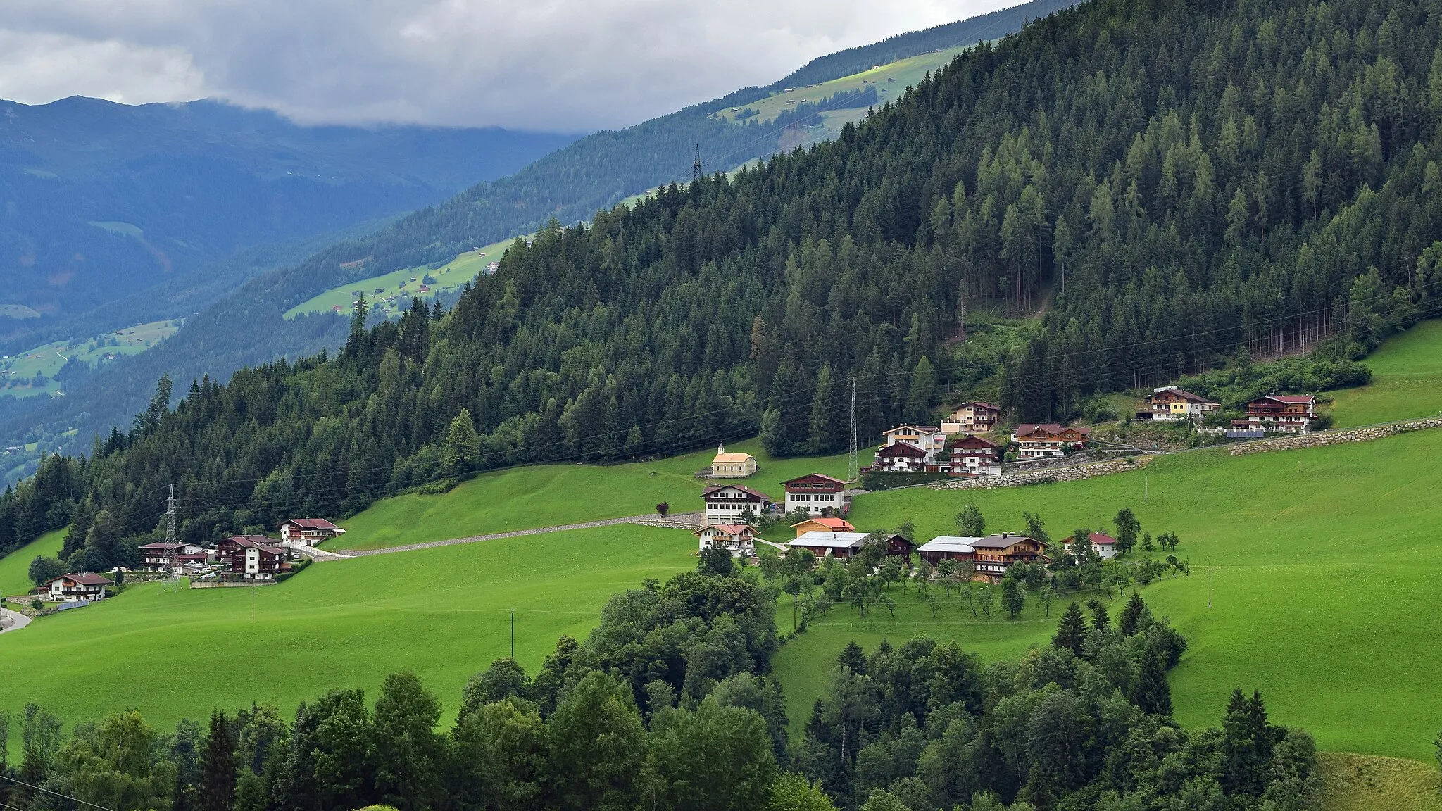 Photo showing: Hainzenberg mit Ortskapelle vulgo Schulkapelle