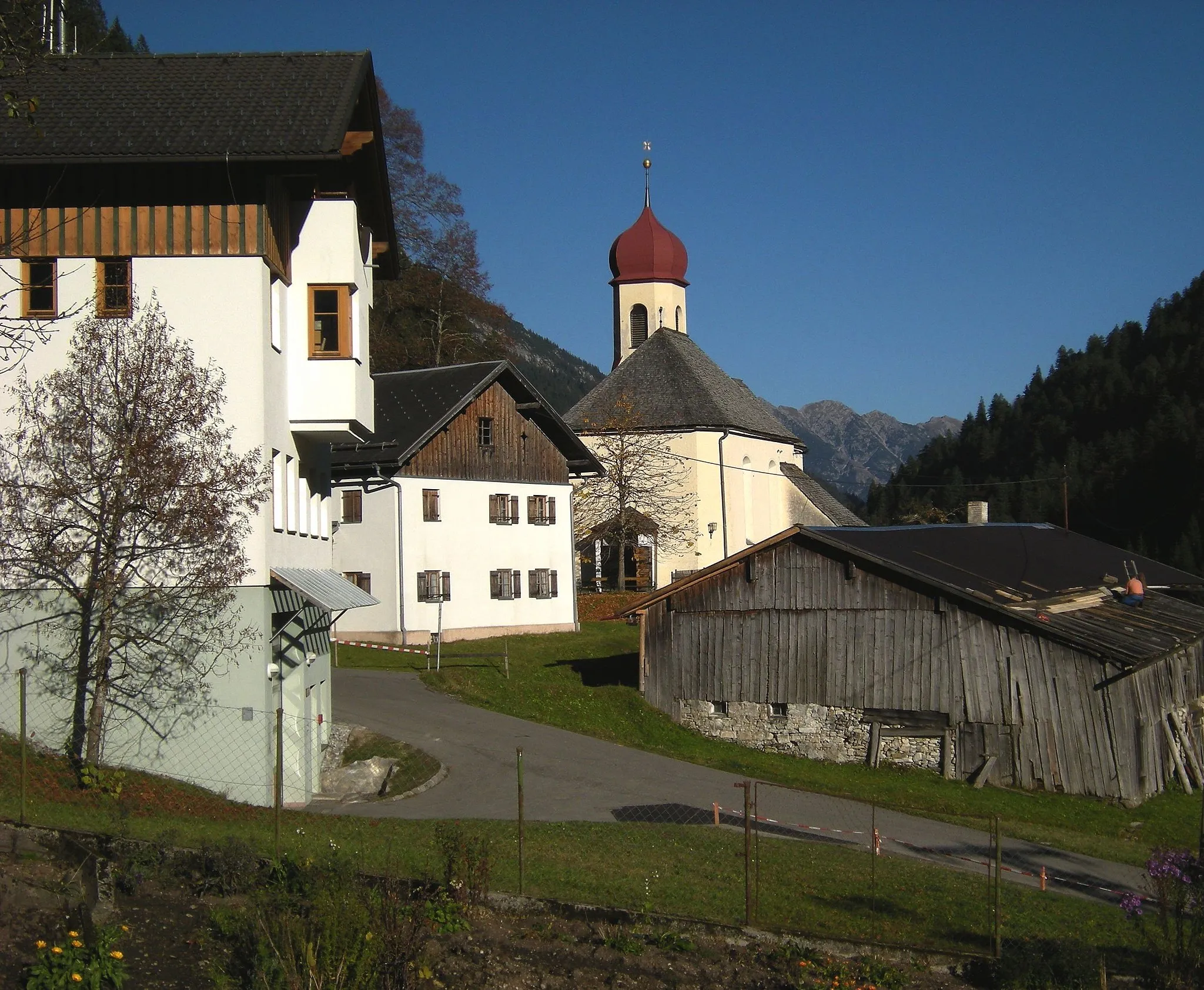 Photo showing: Hinterhornbach - Bauernhäuser mit Kirche