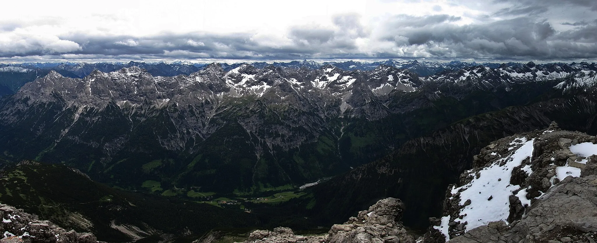 Photo showing: Panorama-Ansicht der Hornbachkette aus Norden vom Gipfel des Hochvogels (2592 m).