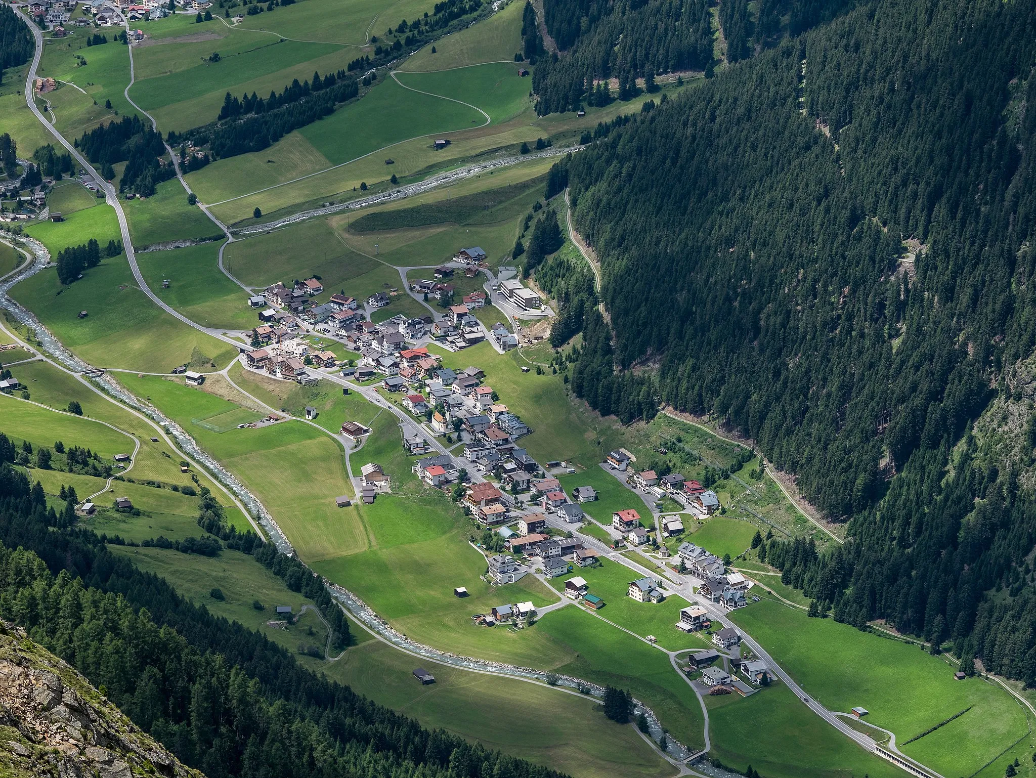 Photo showing: Mathon, as viewed from the summit of Rauher Kopf. Paznaun, Tyrol, Austria
