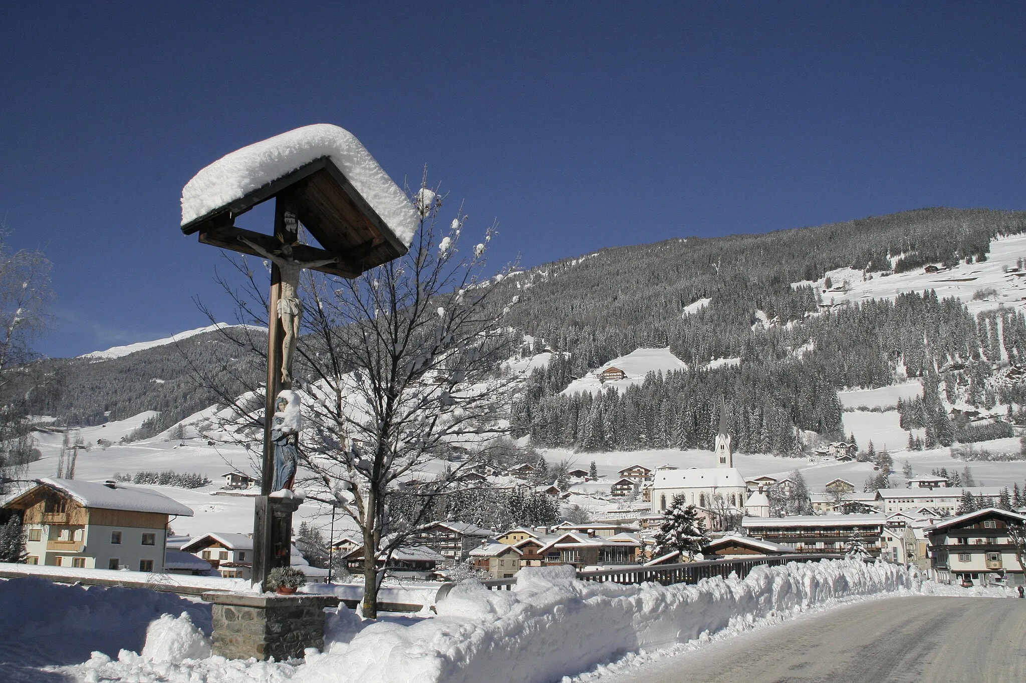 Photo showing: Marktgemeinde Sillian, Ortszentrum, Blick Richtung Norden, vorne "Papprion"-Kreuz, altes historisches Holzkreuz südlich der Draubrücke