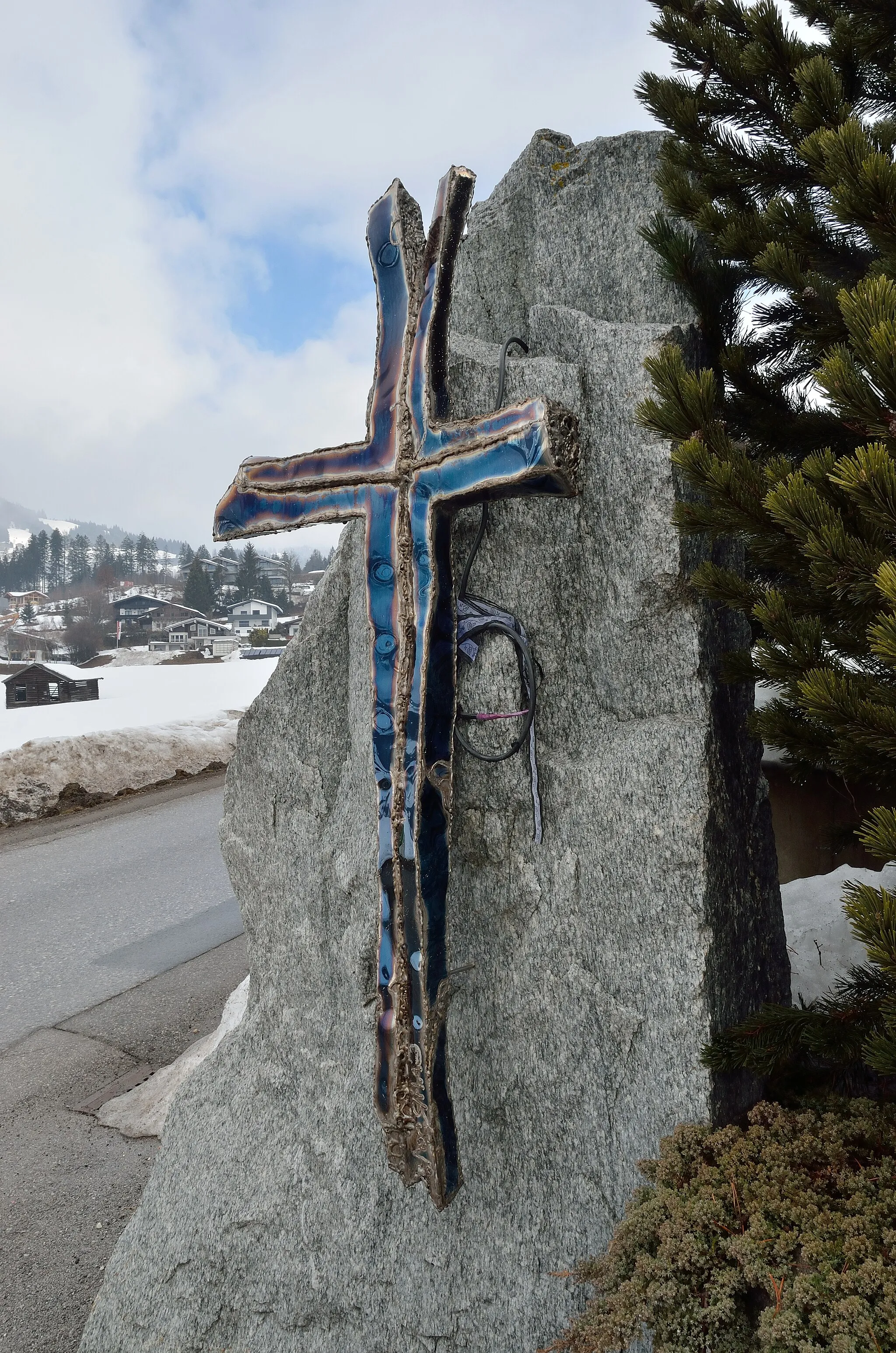 Photo showing: Modernes Wegkreuz im Ort Grubing in der Gemeinde Hollersbach im Pinzgau.