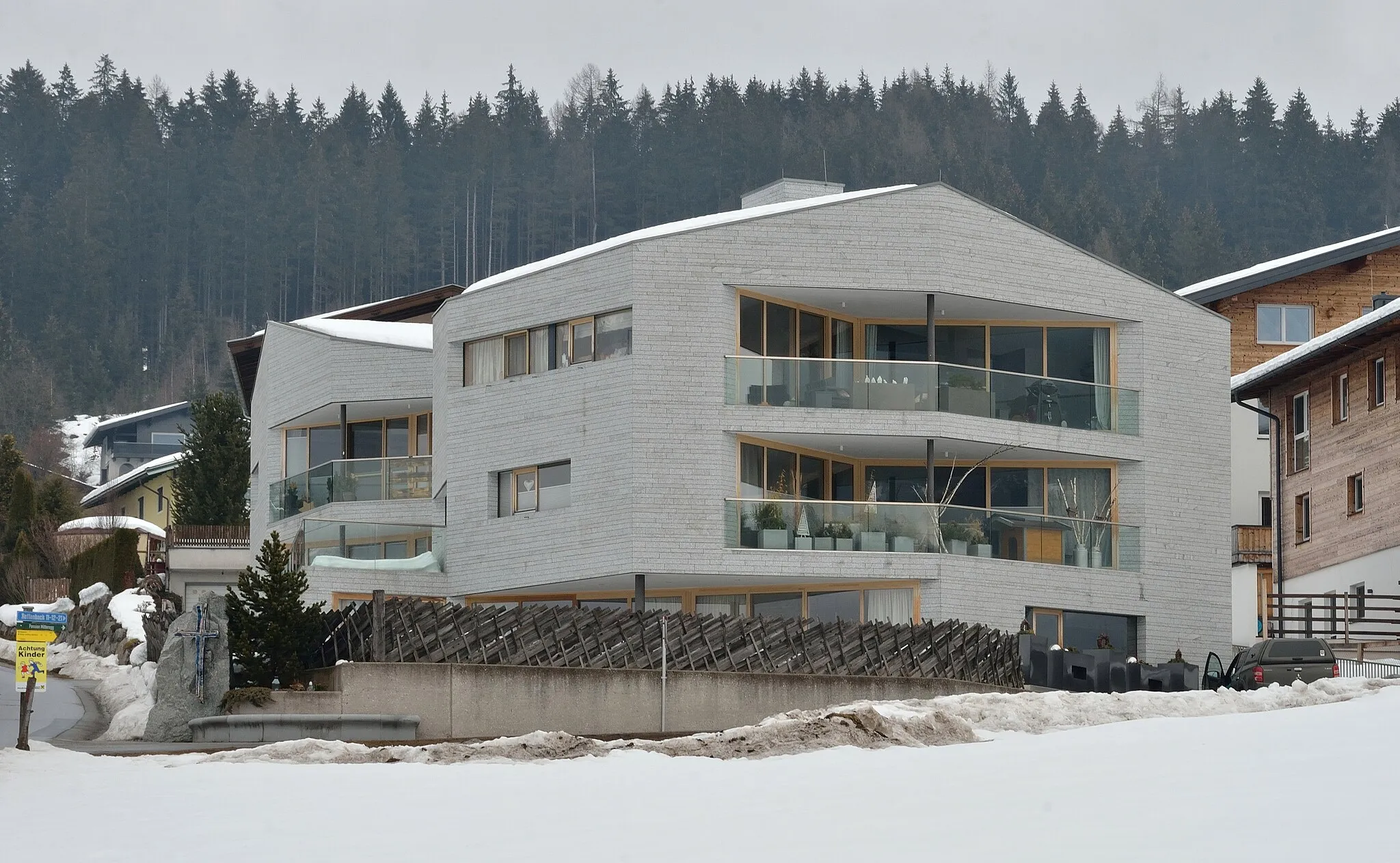 Photo showing: Mächtiger moderner Neubau in Grubing (Gemeinde Hollersbach im Pinzgau). Adresse Grubing 51.