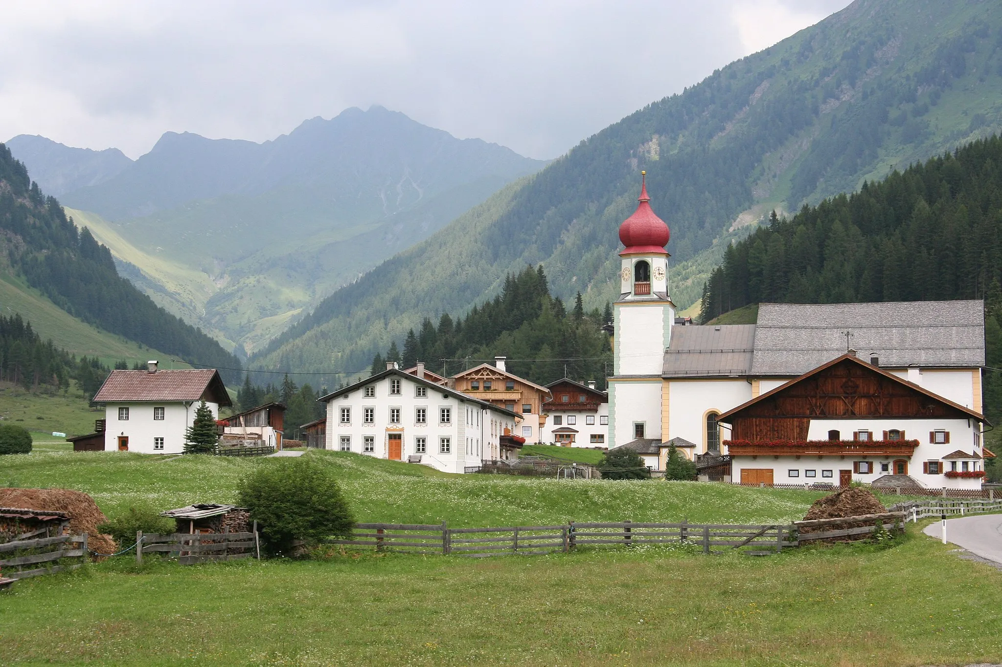 Photo showing: The village Schmirn in Tyrol, Austria, with the parish church of hl. Josef and the rectory.