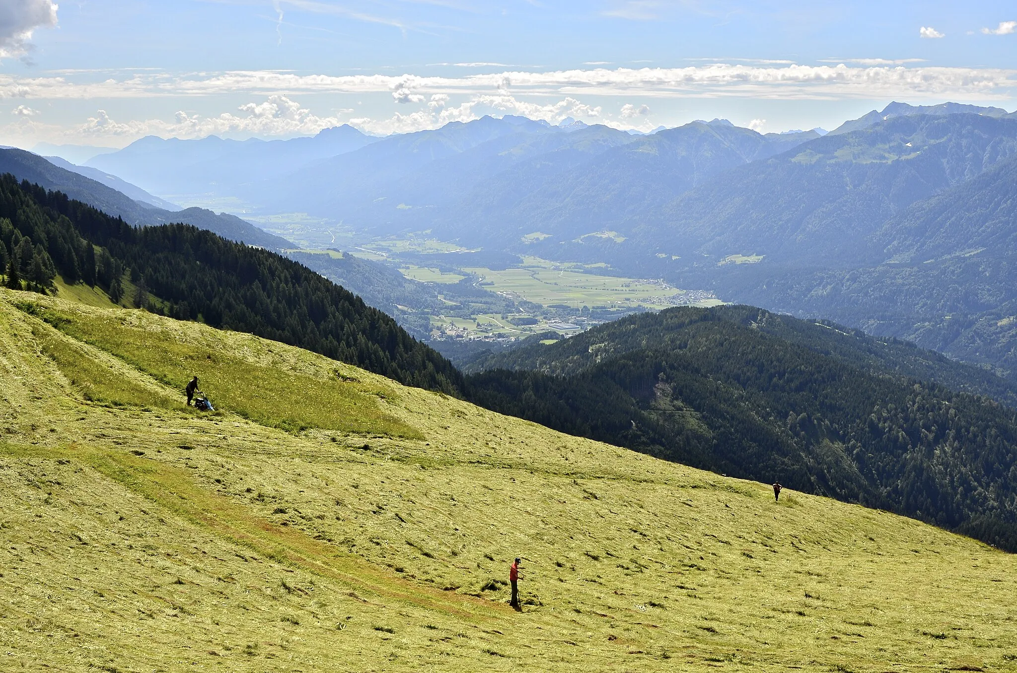Photo showing: Haymaking on the Mussen alp at Strajach, municipality Kötschach-Mauthen, district Hermagor, Carinthia / Austria / EU
