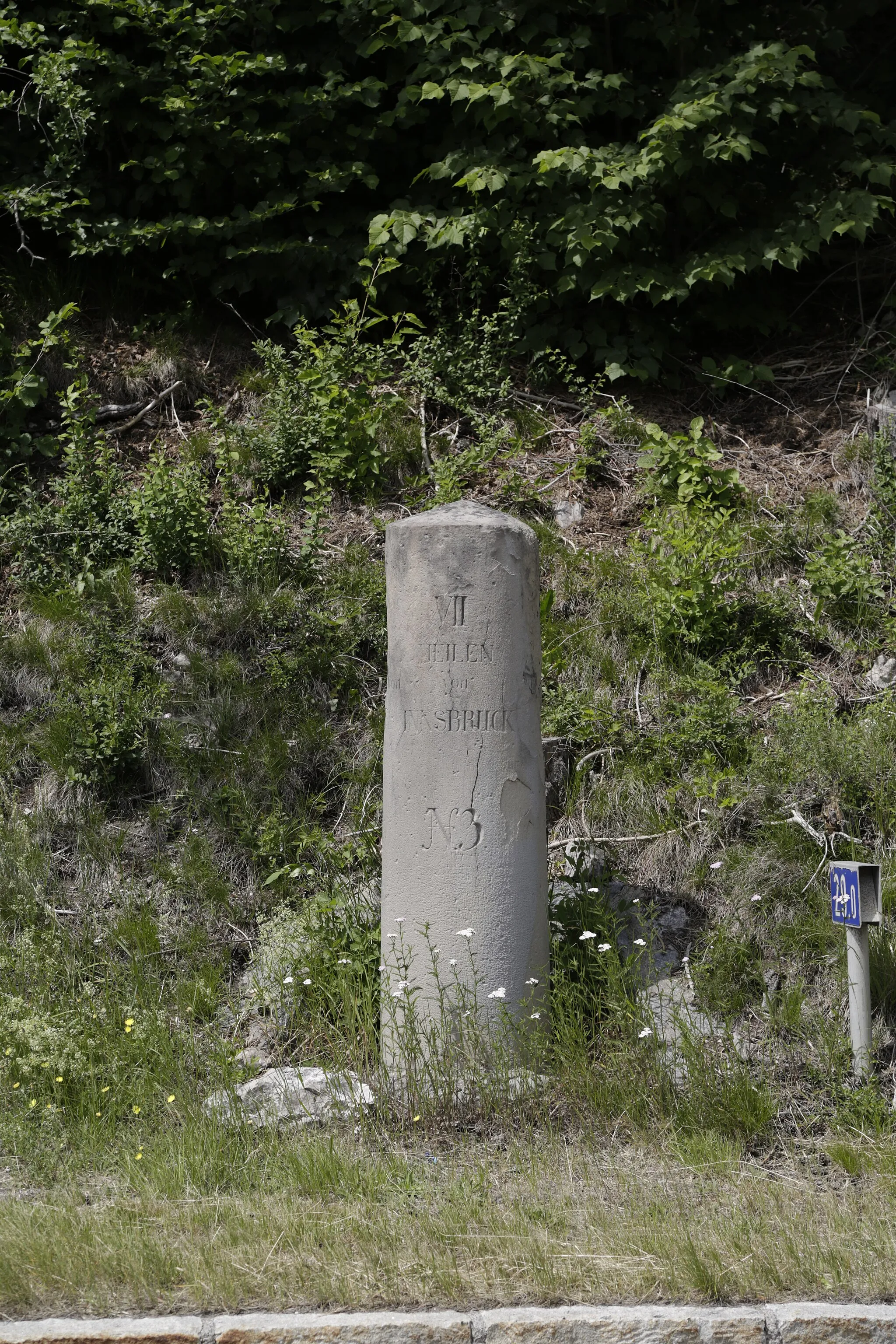 Photo showing: An der Mieminger Straße die Tarrenz mit Nassereith verbindet befindet sich auf Höhe Dollinger ein Meilenstein. Dieser ist denkmalgeschützt.