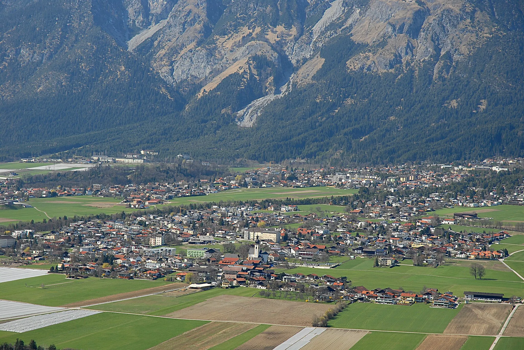 Photo showing: Mils near Hall, Tyrol Austria from Southeast (Kleinvolderberg)