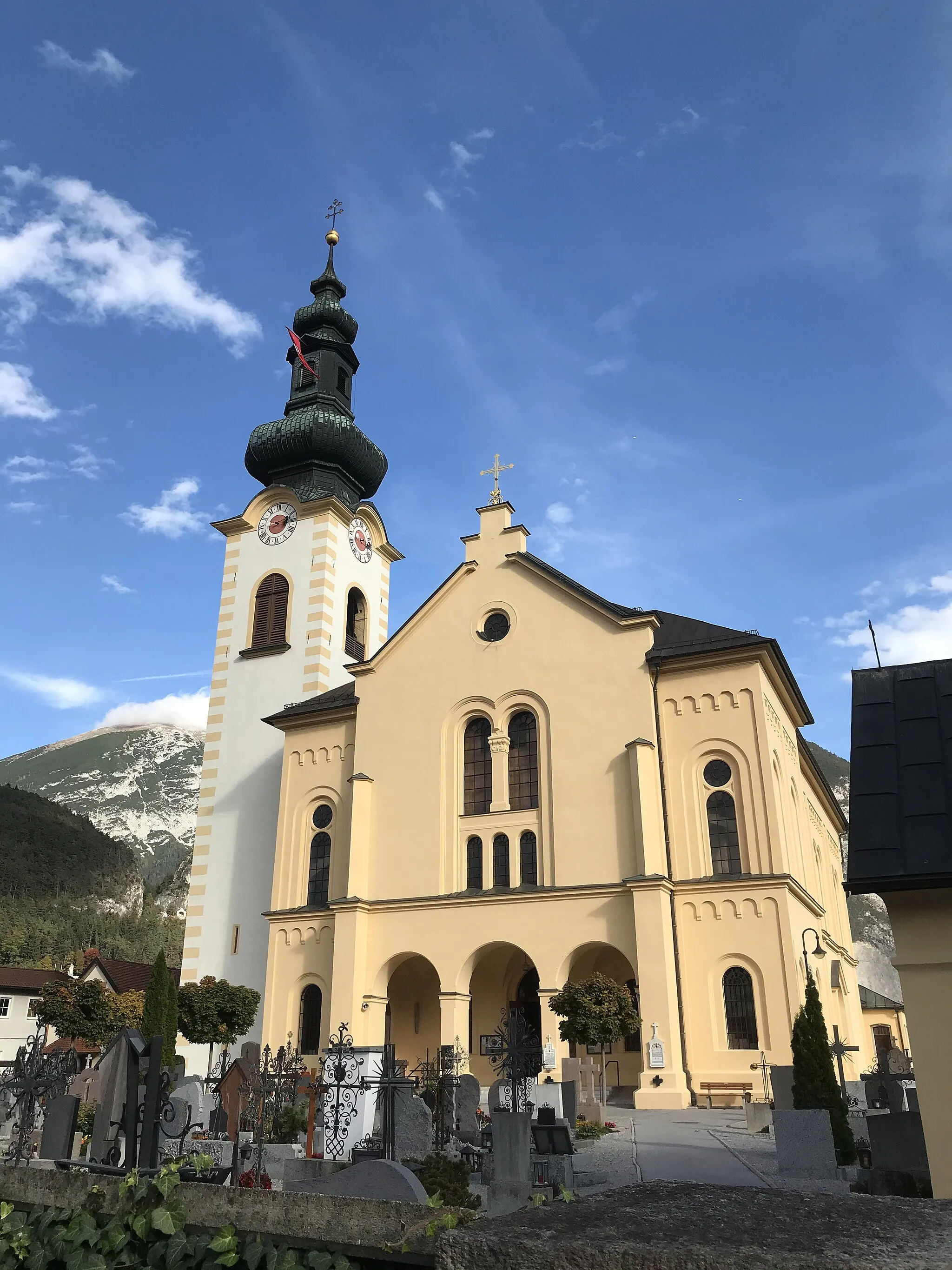Photo showing: Kath. Pfarrkirche Hl. Kreuz in Zirl in Tirol nach der Renovierung 2017