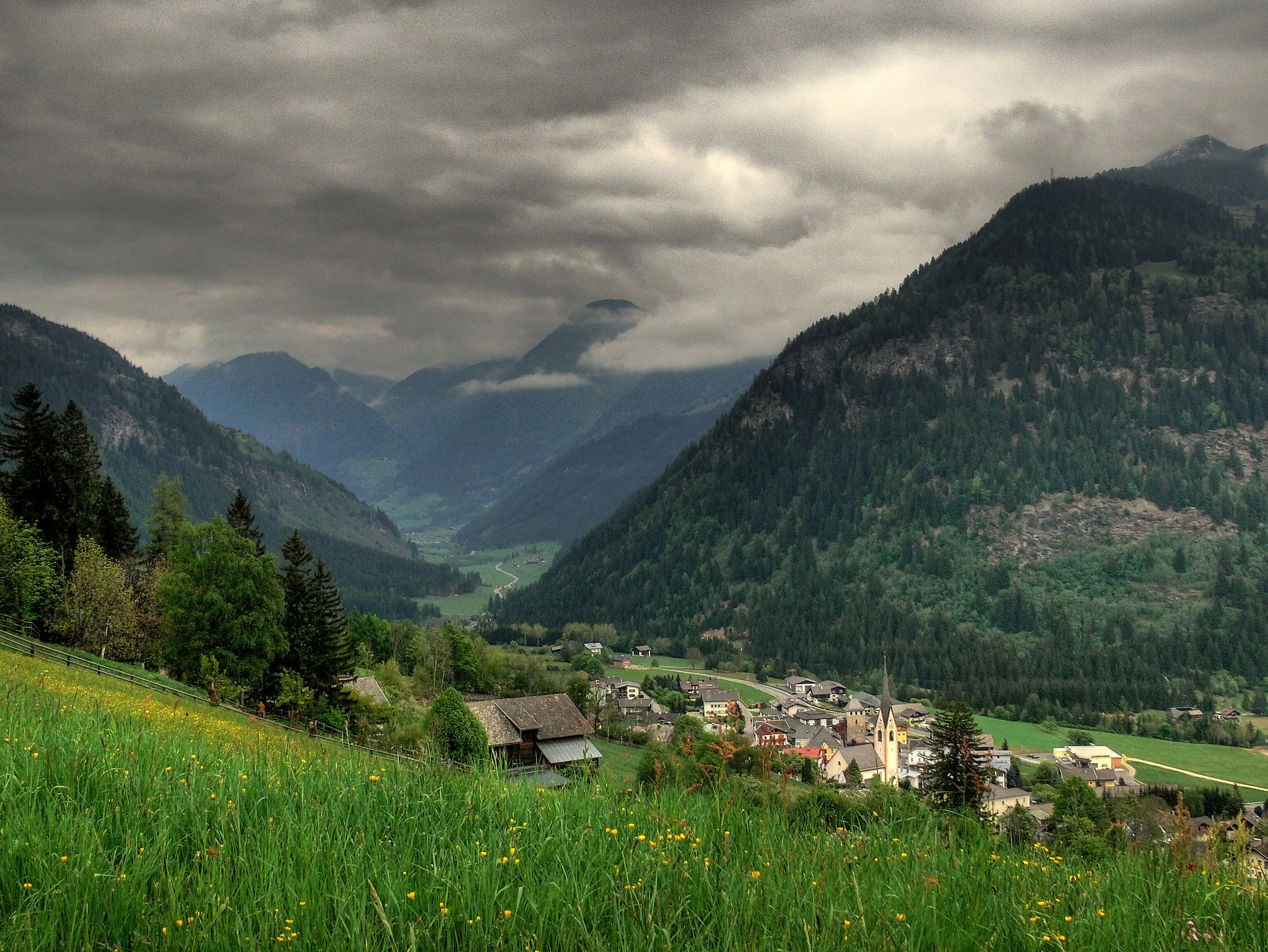 Photo showing: Another HDR for one of the Austrian vallys. It shows the village Winklern in the Mölltal, Carinthia